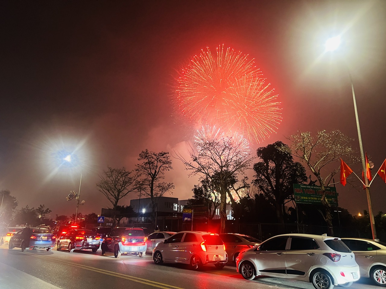 Người dân Thủ đô háo hức đón Giao thừa Bính Ngọ 2026- Ảnh 11. Người dân Thủ đô háo hức đón Giao thừa Bính Ngọ 2026- Ảnh 11.