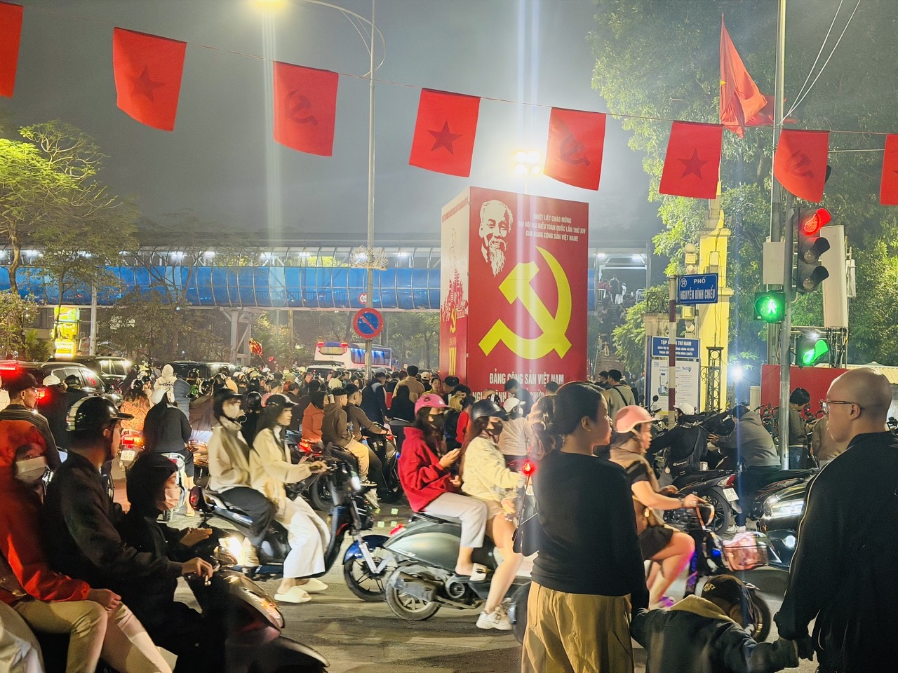 Người dân Thủ đô háo hức đón Giao thừa Bính Ngọ 2026- Ảnh 9. Người dân Thủ đô háo hức đón Giao thừa Bính Ngọ 2026- Ảnh 9.