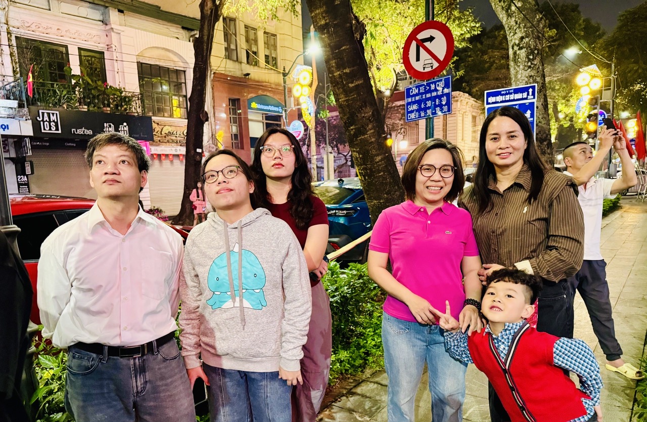 Người dân Thủ đô háo hức đón Giao thừa Bính Ngọ 2026- Ảnh 10. Người dân Thủ đô háo hức đón Giao thừa Bính Ngọ 2026- Ảnh 10.