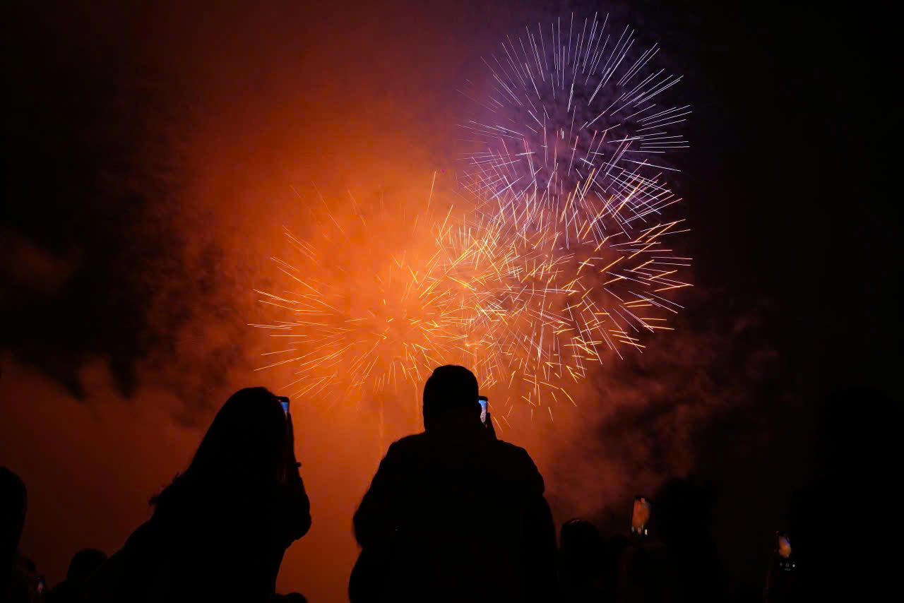 Người dân Thủ đô háo hức đón Giao thừa Bính Ngọ 2026- Ảnh 7. Người dân Thủ đô háo hức đón Giao thừa Bính Ngọ 2026- Ảnh 7.