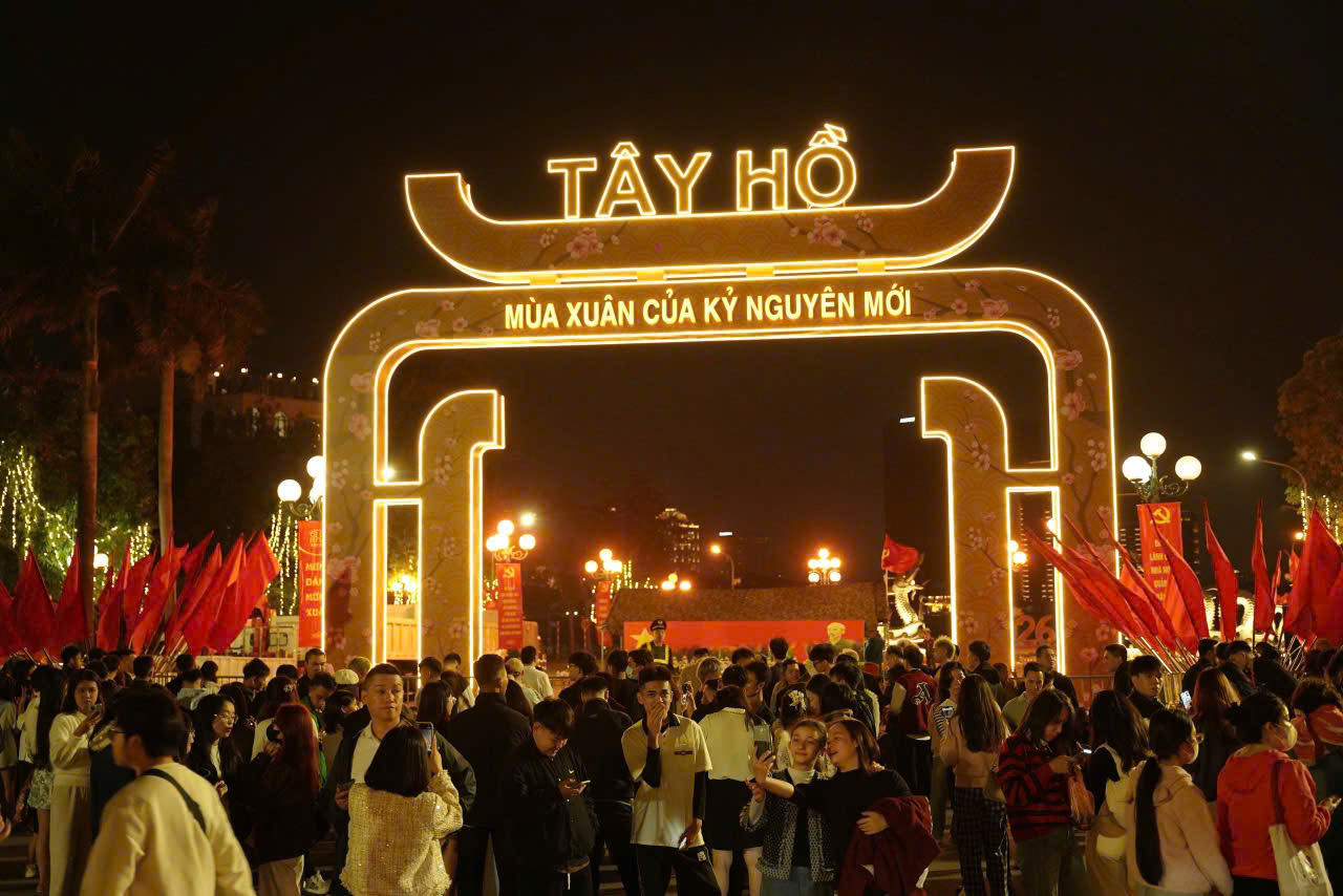 Người dân Thủ đô háo hức đón Giao thừa Bính Ngọ 2026- Ảnh 6. Người dân Thủ đô háo hức đón Giao thừa Bính Ngọ 2026- Ảnh 6.