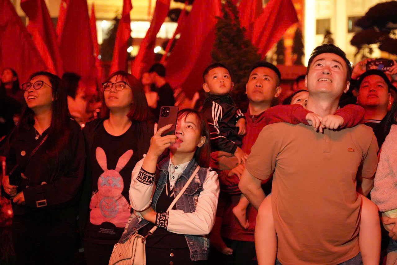 Người dân Thủ đô háo hức đón Giao thừa Bính Ngọ 2026- Ảnh 8. Người dân Thủ đô háo hức đón Giao thừa Bính Ngọ 2026- Ảnh 8.