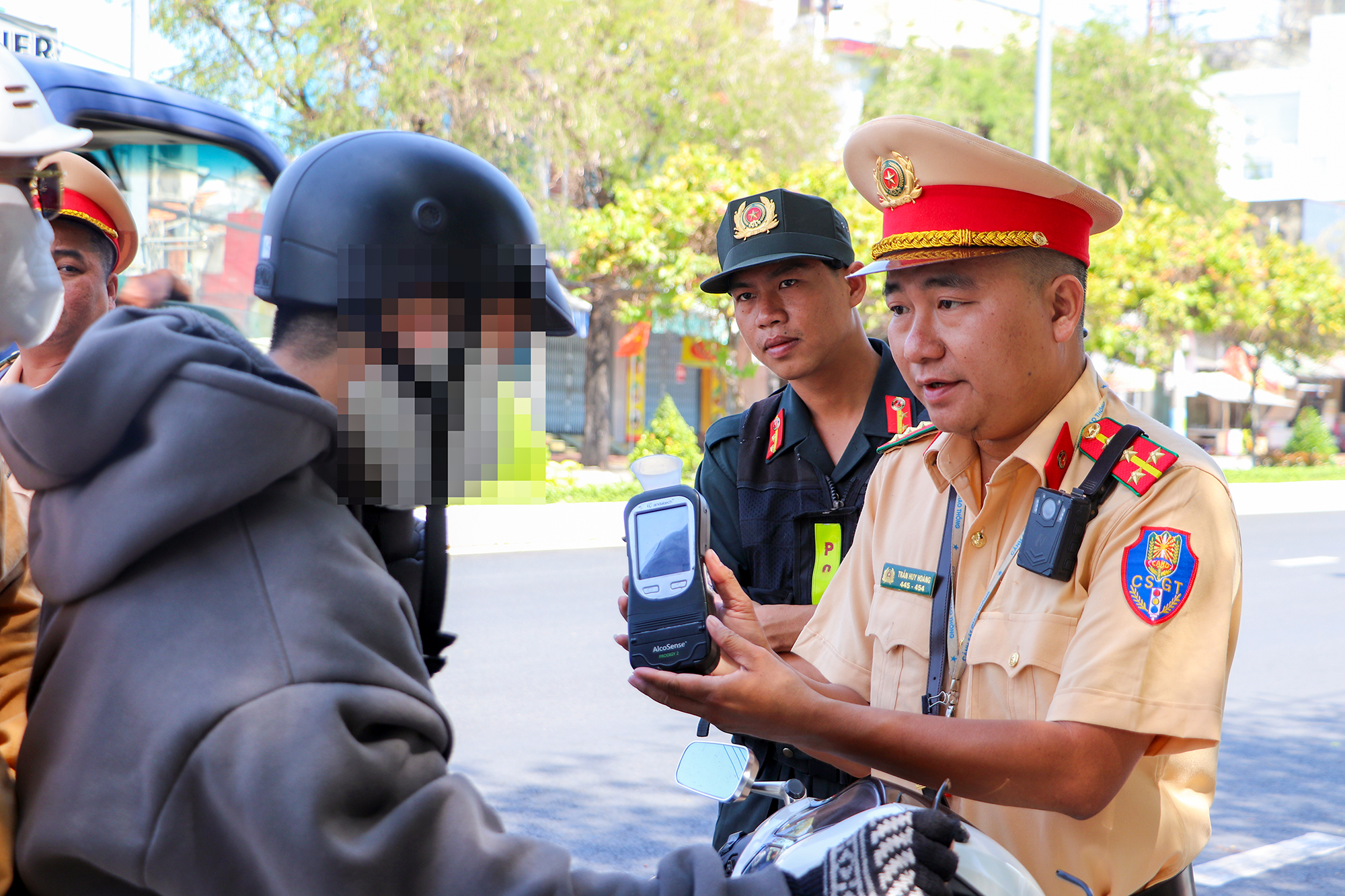 CSGT đồng loạt kiểm tra, vi phạm nồng độ cồn tại Cần Thơ giảm rõ rệt- Ảnh 6. CSGT đồng loạt kiểm tra, vi phạm nồng độ cồn tại Cần Thơ giảm rõ rệt- Ảnh 6.