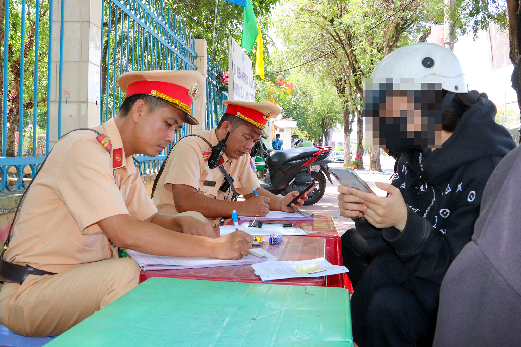 CSGT đồng loạt kiểm tra, vi phạm nồng độ cồn tại Cần Thơ giảm rõ rệt- Ảnh 5. CSGT đồng loạt kiểm tra, vi phạm nồng độ cồn tại Cần Thơ giảm rõ rệt- Ảnh 5.