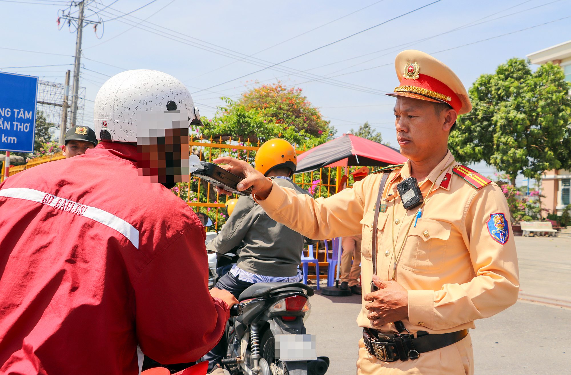 CSGT đồng loạt kiểm tra, vi phạm nồng độ cồn tại Cần Thơ giảm rõ rệt- Ảnh 4. CSGT đồng loạt kiểm tra, vi phạm nồng độ cồn tại Cần Thơ giảm rõ rệt- Ảnh 4.