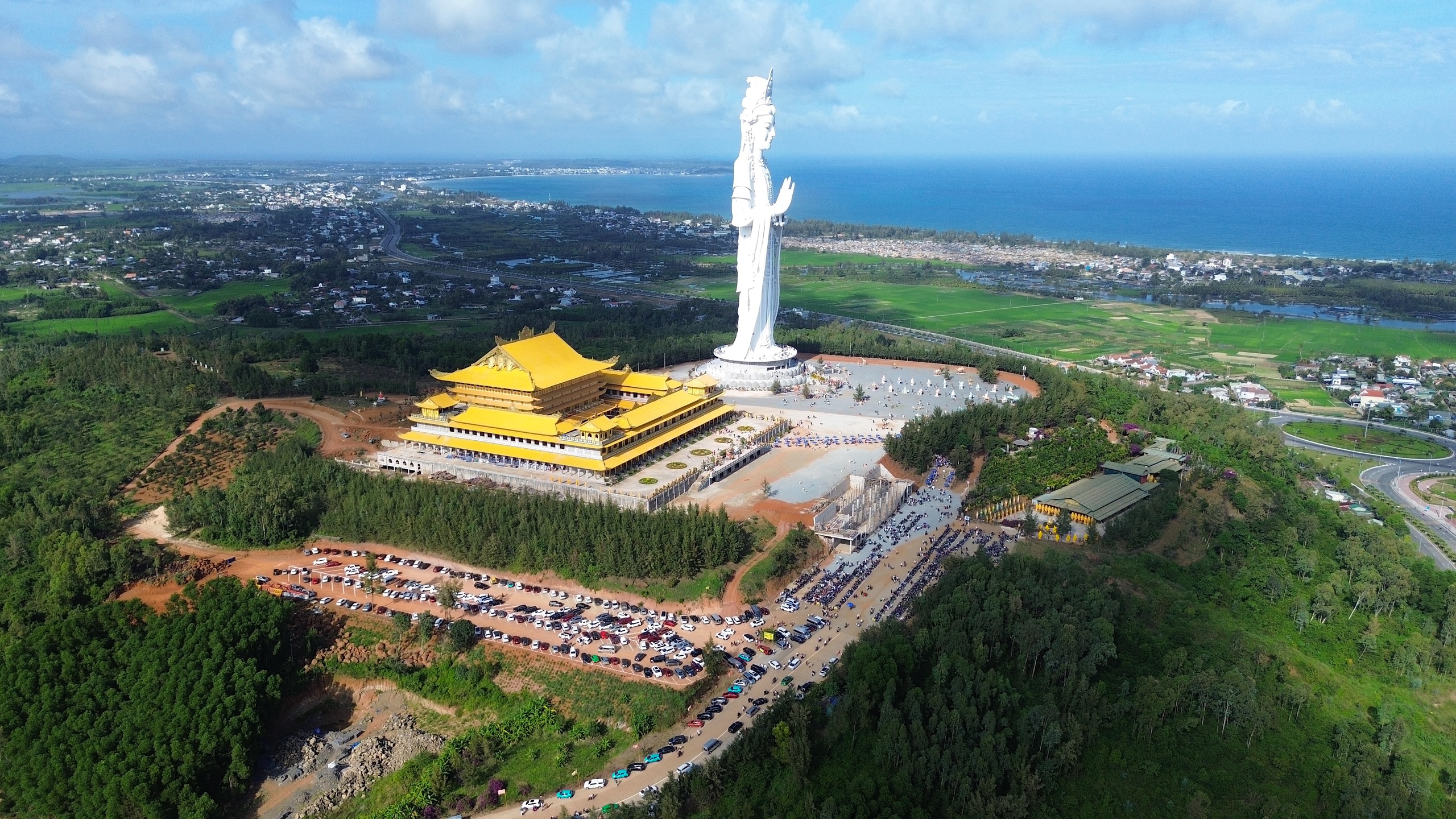 Du kh&aacute;ch đổ về Quảng Ng&atilde;i chi&ecirc;m b&aacute;i ng&ocirc;i ch&ugrave;a c&oacute; tượng Phật cao nhất Đ&ocirc;ng Nam &Aacute;- Ảnh 1.