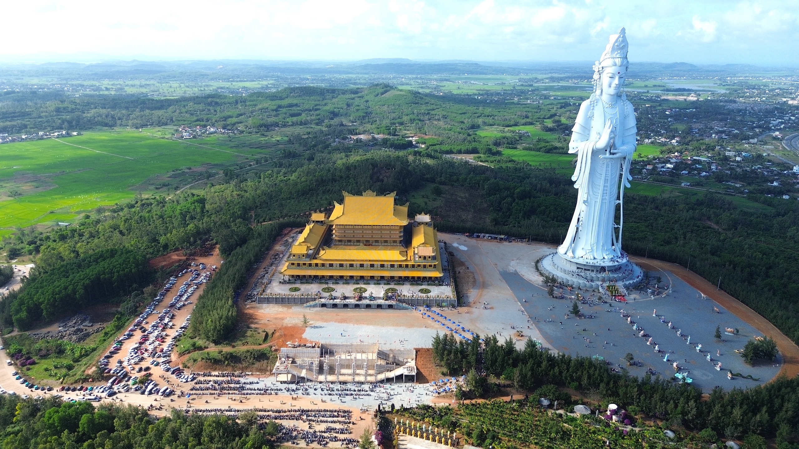 Du kh&aacute;ch đổ về Quảng Ng&atilde;i chi&ecirc;m b&aacute;i ng&ocirc;i ch&ugrave;a c&oacute; tượng Phật cao nhất Đ&ocirc;ng Nam &Aacute;- Ảnh 3.