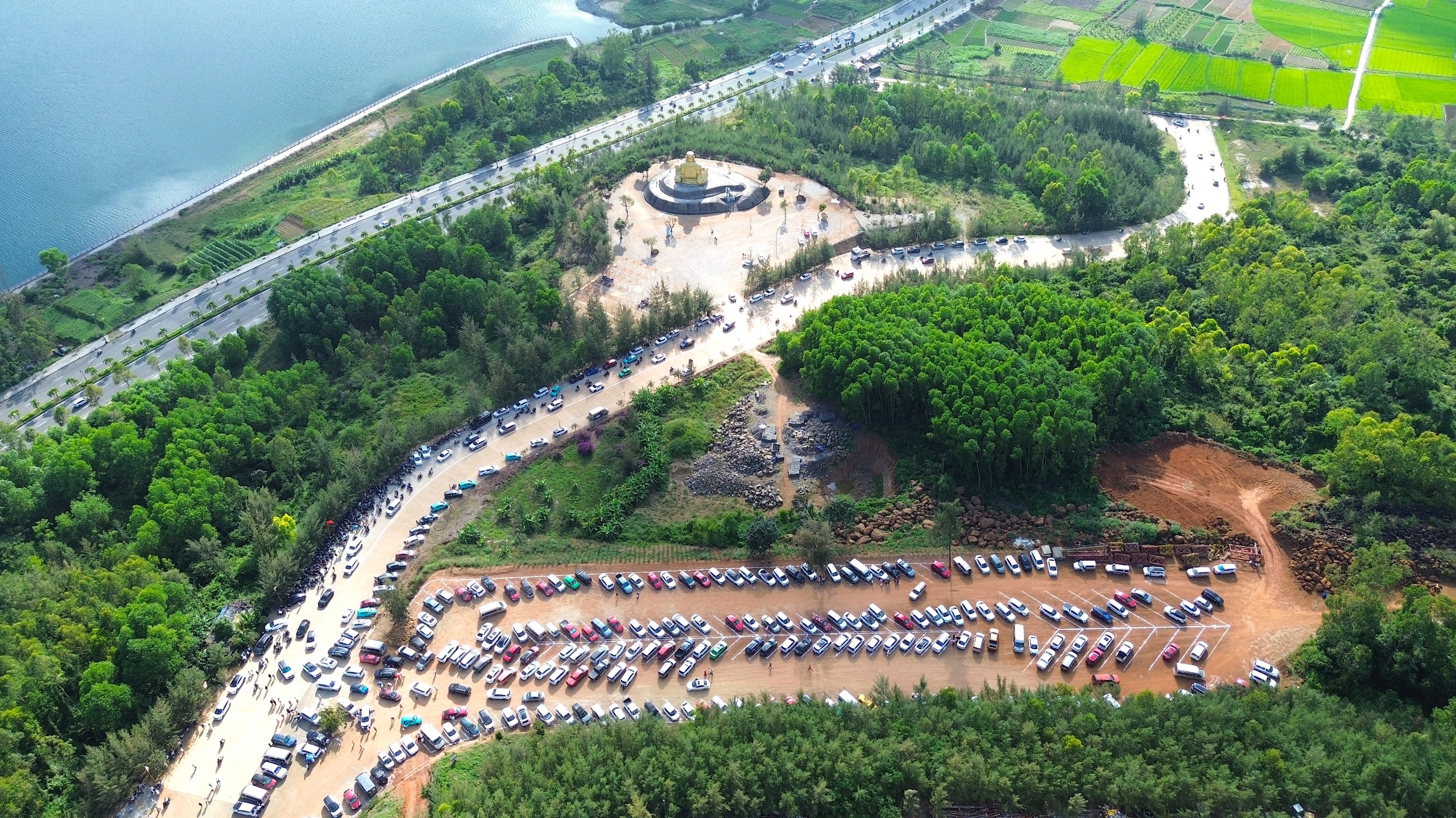 Du kh&aacute;ch đổ về Quảng Ng&atilde;i chi&ecirc;m b&aacute;i ng&ocirc;i ch&ugrave;a c&oacute; tượng Phật cao nhất Đ&ocirc;ng Nam &Aacute;- Ảnh 9.