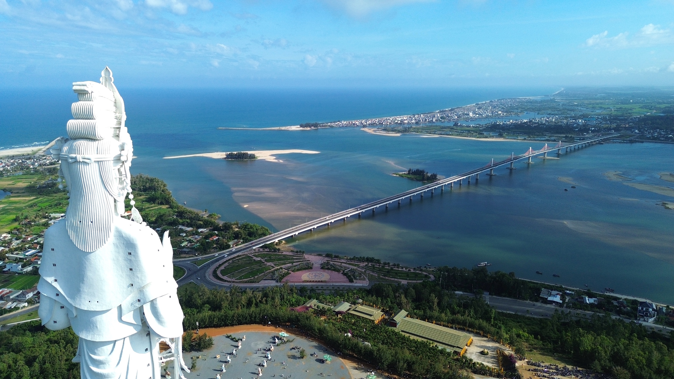 Du kh&aacute;ch đổ về Quảng Ng&atilde;i chi&ecirc;m b&aacute;i ng&ocirc;i ch&ugrave;a c&oacute; tượng Phật cao nhất Đ&ocirc;ng Nam &Aacute;- Ảnh 8.