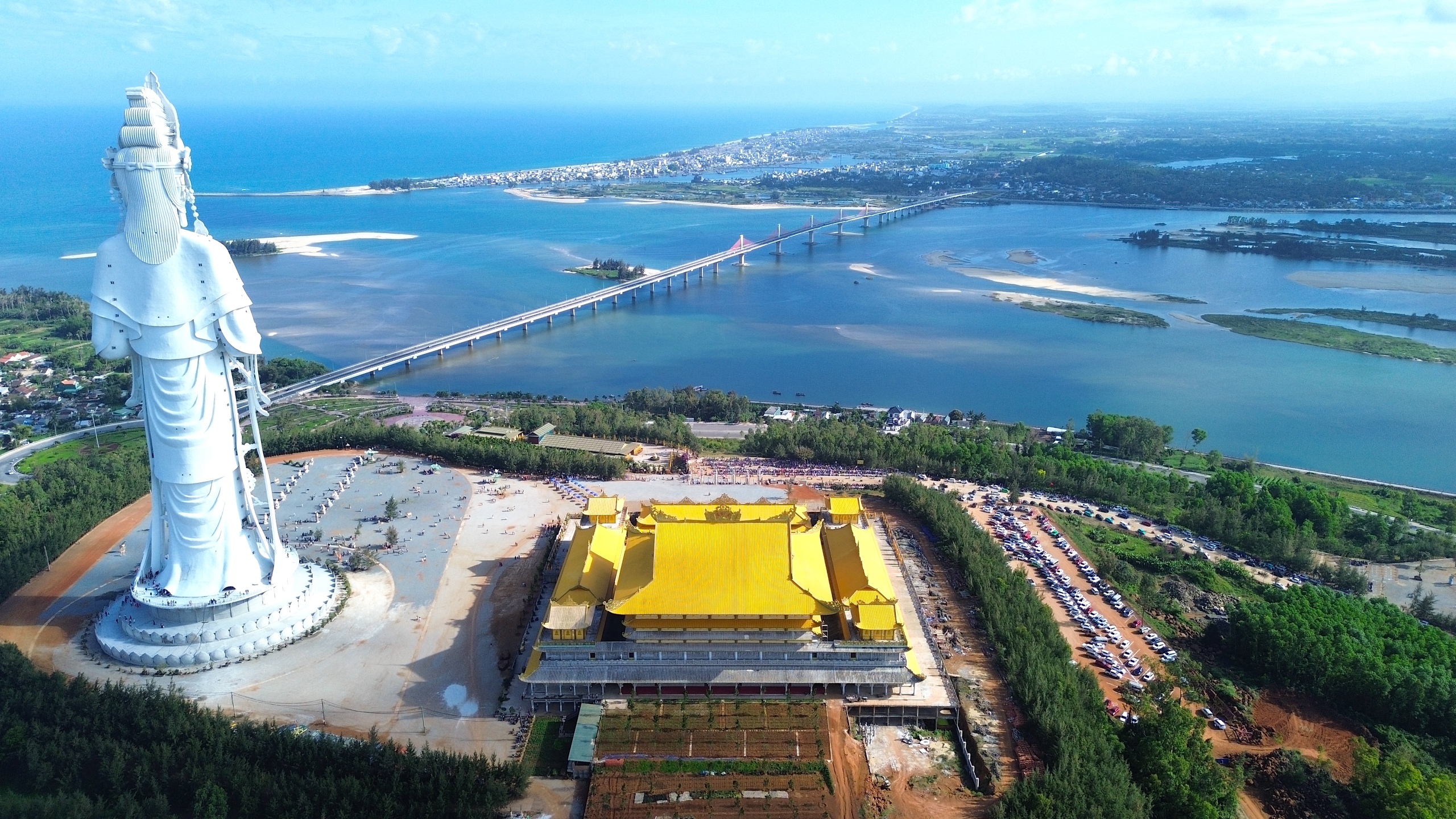 Du kh&aacute;ch đổ về Quảng Ng&atilde;i chi&ecirc;m b&aacute;i ng&ocirc;i ch&ugrave;a c&oacute; tượng Phật cao nhất Đ&ocirc;ng Nam &Aacute;- Ảnh 7.