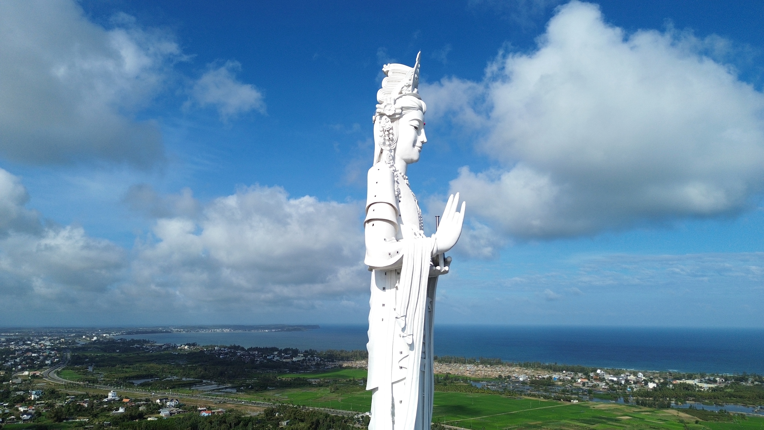 Du kh&aacute;ch đổ về Quảng Ng&atilde;i chi&ecirc;m b&aacute;i ng&ocirc;i ch&ugrave;a c&oacute; tượng Phật cao nhất Đ&ocirc;ng Nam &Aacute;- Ảnh 4.