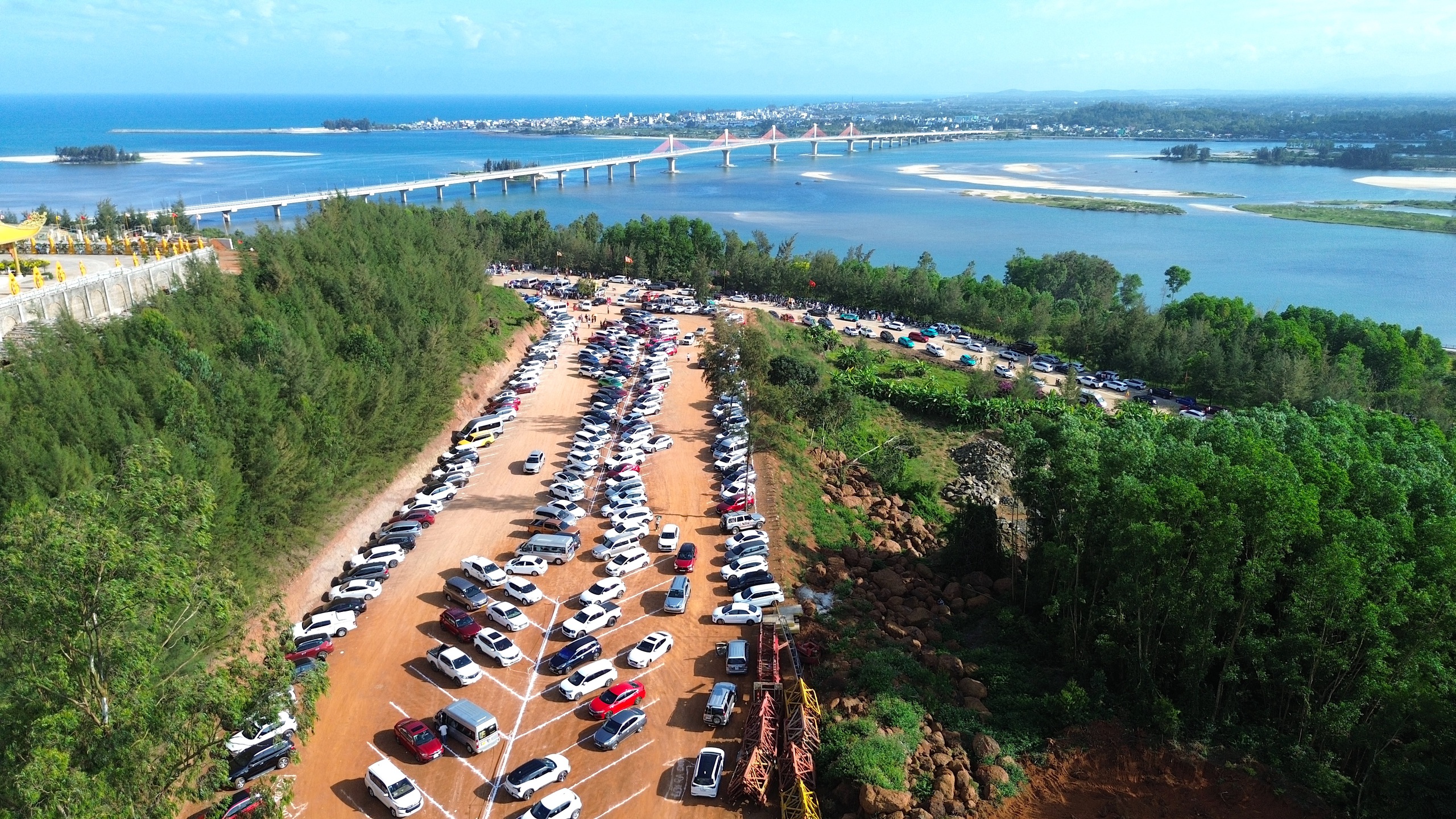 Du kh&aacute;ch đổ về Quảng Ng&atilde;i chi&ecirc;m b&aacute;i ng&ocirc;i ch&ugrave;a c&oacute; tượng Phật cao nhất Đ&ocirc;ng Nam &Aacute;- Ảnh 10.