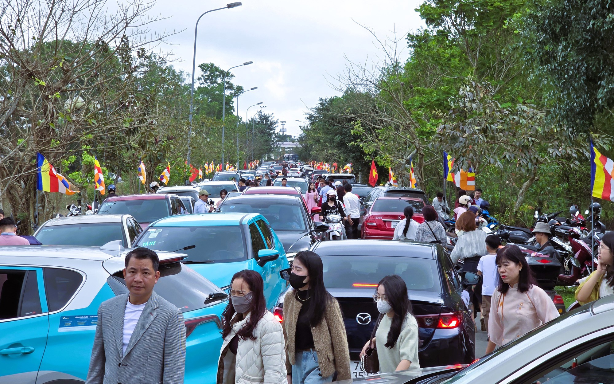 Người d&acirc;n Quảng Trị n&ocirc; nức đi lễ ch&ugrave;a ng&agrave;y đầu năm mới