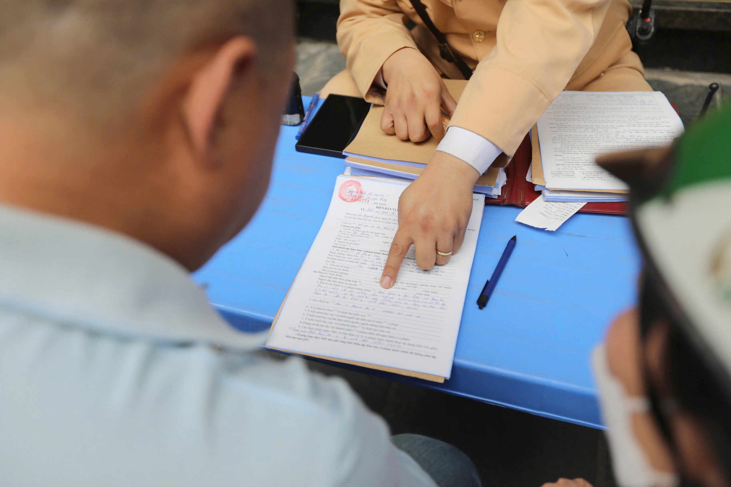 H&agrave; Nội: CSGT xử phạt nhiều người vi phạm nồng độ cồn ng&agrave;y m&ugrave;ng 1 Tết, c&oacute; cả t&agrave;i xế xe bu&yacute;t- Ảnh 12.