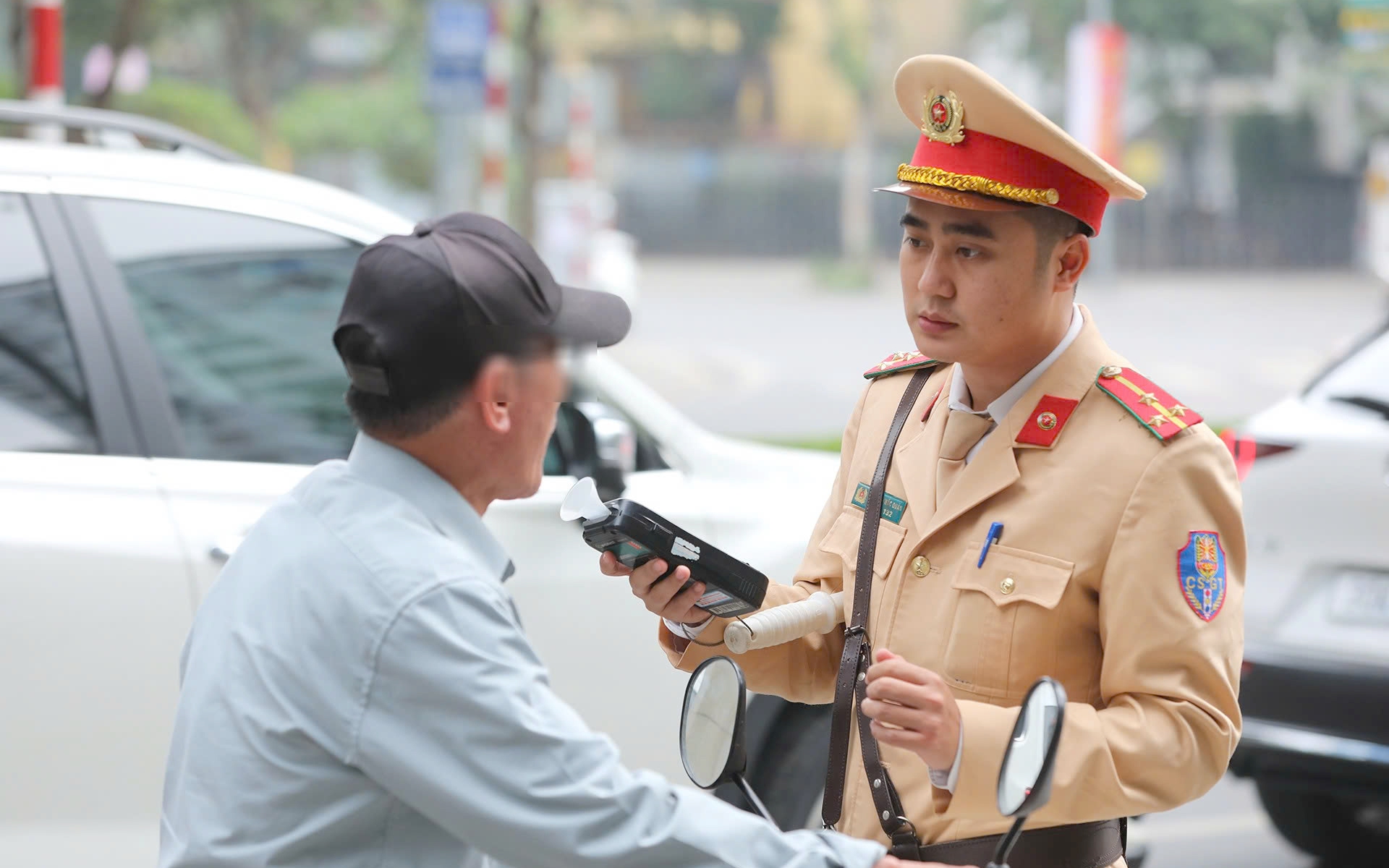 TP.HCM: Xử lý nghiêm vi phạm nồng độ cồn và tốc độ trong cao điểm Tết 2026- Ảnh 3. Hà Nội: CSGT xử phạt nhiều người vi phạm nồng độ cồn ngày mùng 1 Tết, có cả tài xế xe buýt