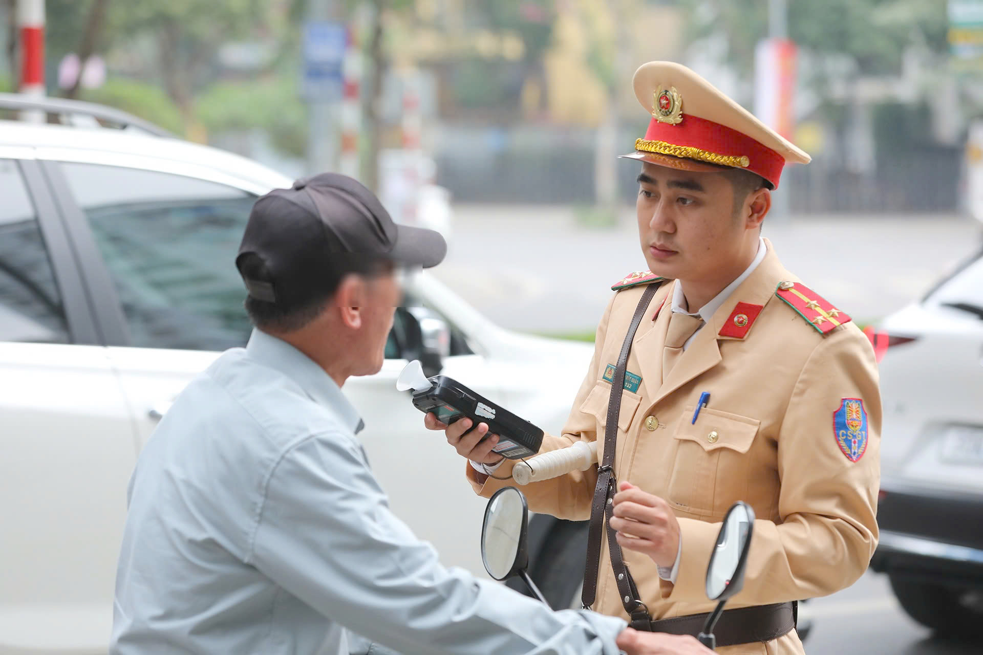 H&agrave; Nội: CSGT xử phạt nhiều người vi phạm nồng độ cồn ng&agrave;y m&ugrave;ng 1 Tết, c&oacute; cả t&agrave;i xế xe bu&yacute;t- Ảnh 4.