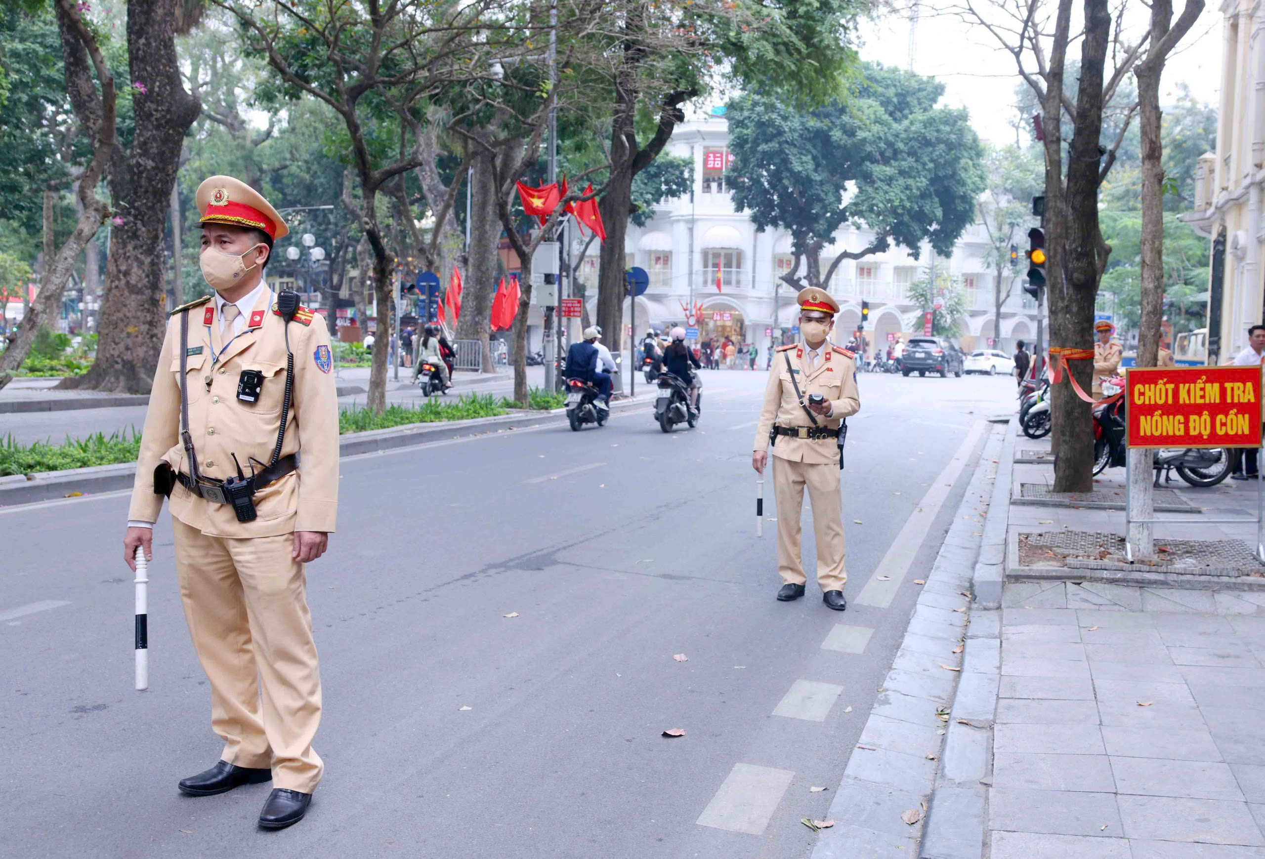 H&agrave; Nội: CSGT xử phạt nhiều người vi phạm nồng độ cồn ng&agrave;y m&ugrave;ng 1 Tết, c&oacute; cả t&agrave;i xế xe bu&yacute;t- Ảnh 1.