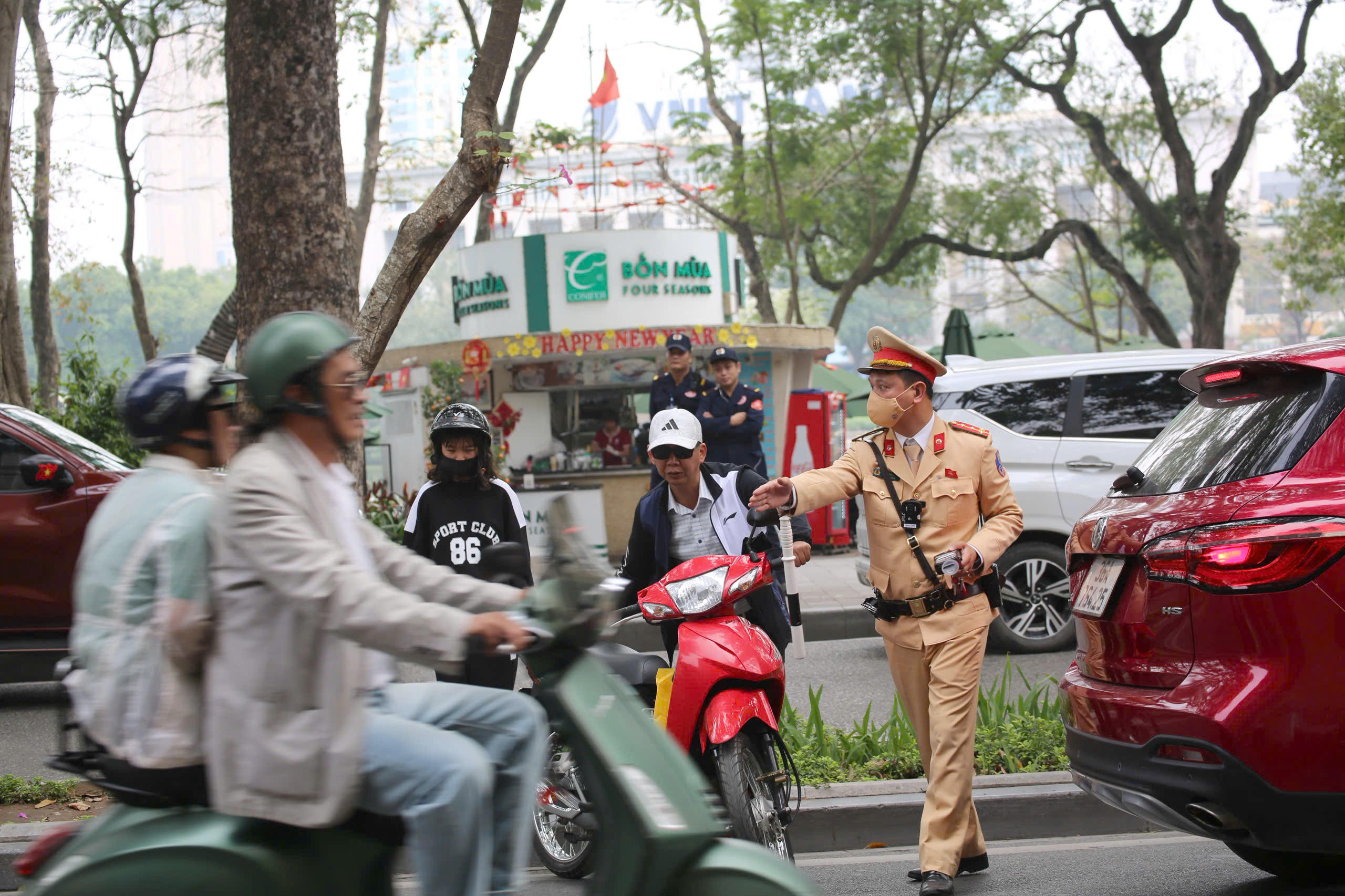 H&agrave; Nội: CSGT xử phạt nhiều người vi phạm nồng độ cồn ng&agrave;y m&ugrave;ng 1 Tết, c&oacute; cả t&agrave;i xế xe bu&yacute;t- Ảnh 7.