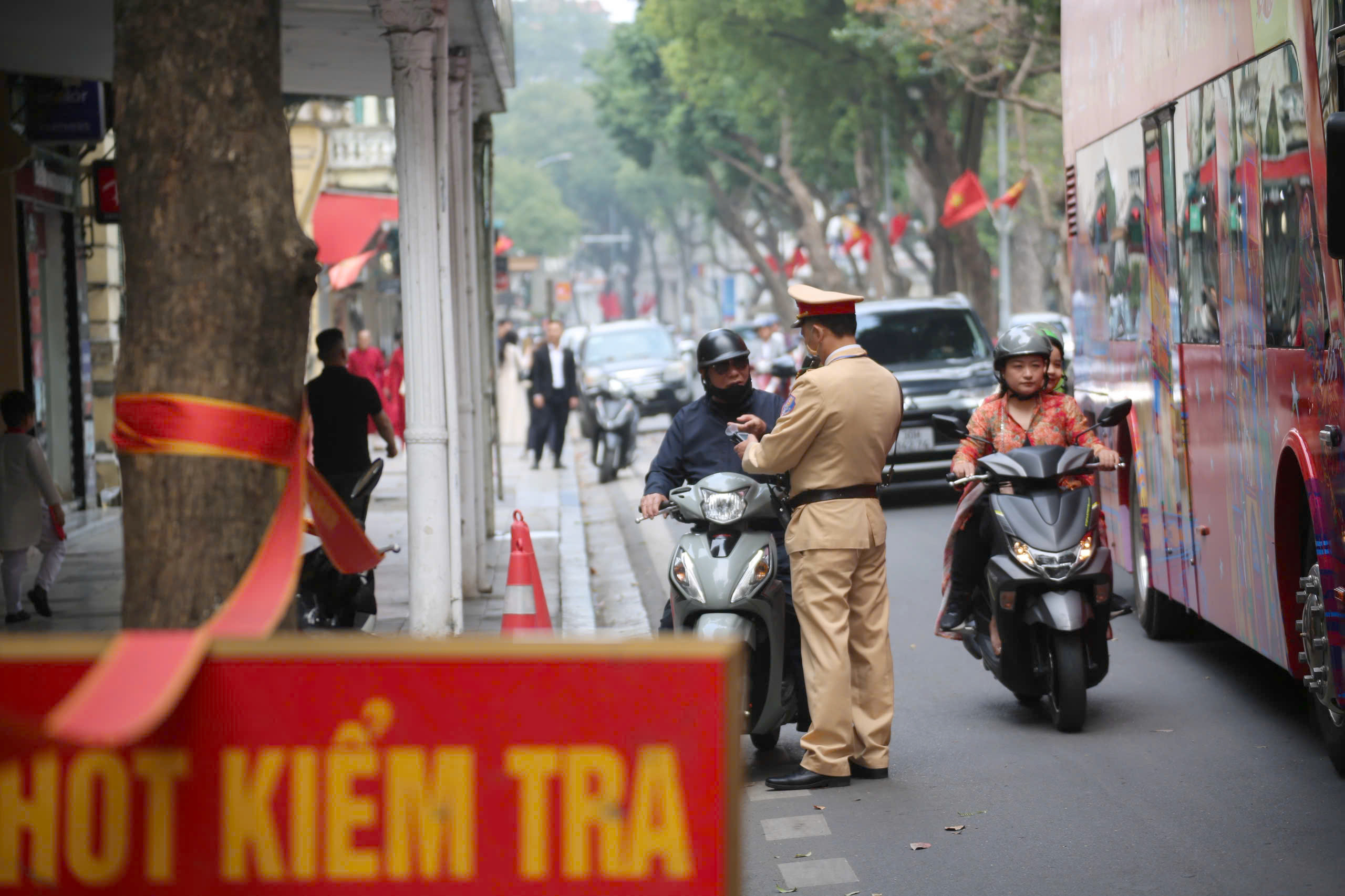 H&agrave; Nội: CSGT xử phạt nhiều người vi phạm nồng độ cồn ng&agrave;y m&ugrave;ng 1 Tết, c&oacute; cả t&agrave;i xế xe bu&yacute;t- Ảnh 2.
