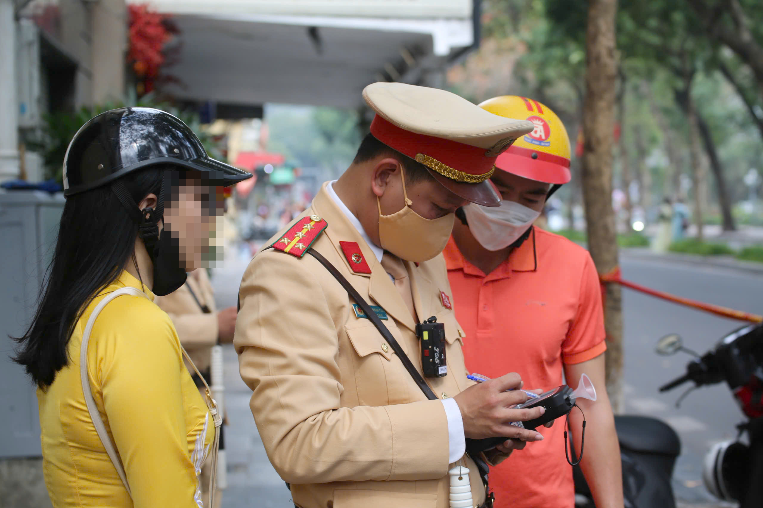 H&agrave; Nội: CSGT xử phạt nhiều người vi phạm nồng độ cồn ng&agrave;y m&ugrave;ng 1 Tết, c&oacute; cả t&agrave;i xế xe bu&yacute;t- Ảnh 6.