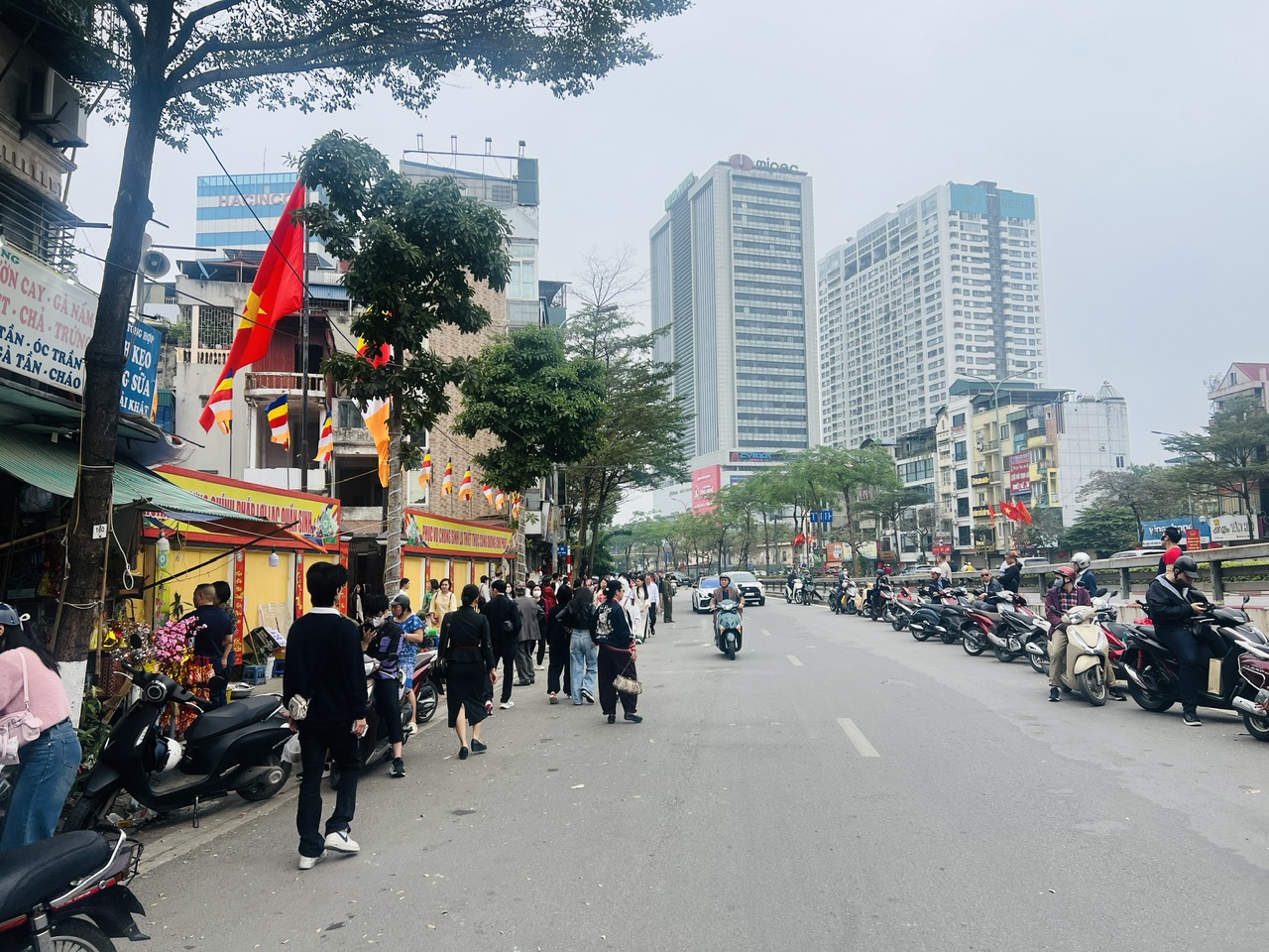 H&agrave; Nội: Người d&acirc;n nườm nượp đi lễ đầu năm- Ảnh 1.