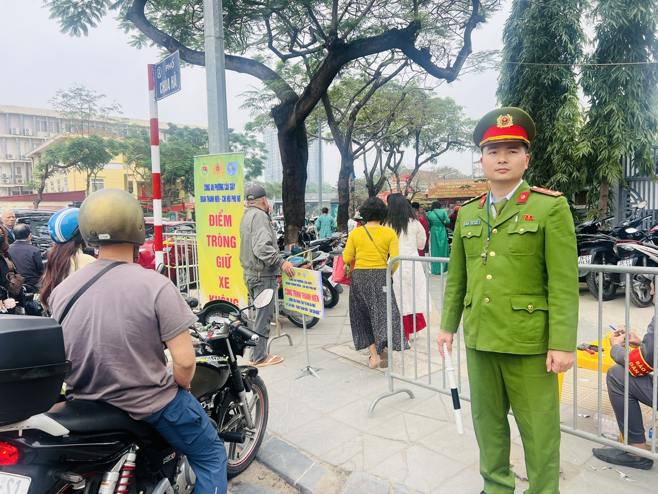 H&agrave; Nội: Người d&acirc;n nườm nượp đi lễ đầu năm- Ảnh 6.