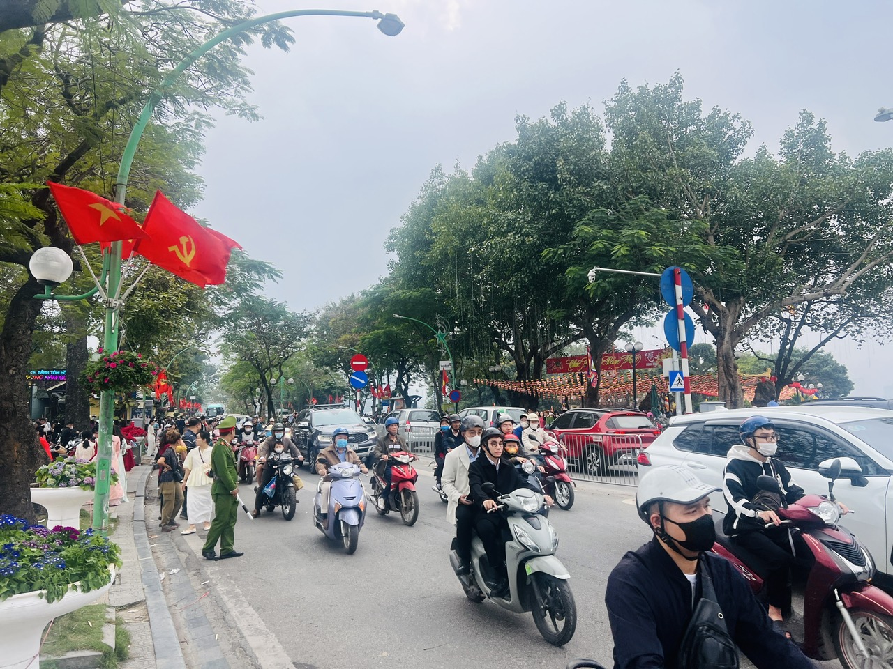 H&agrave; Nội: Người d&acirc;n nườm nượp đi lễ đầu năm- Ảnh 11.