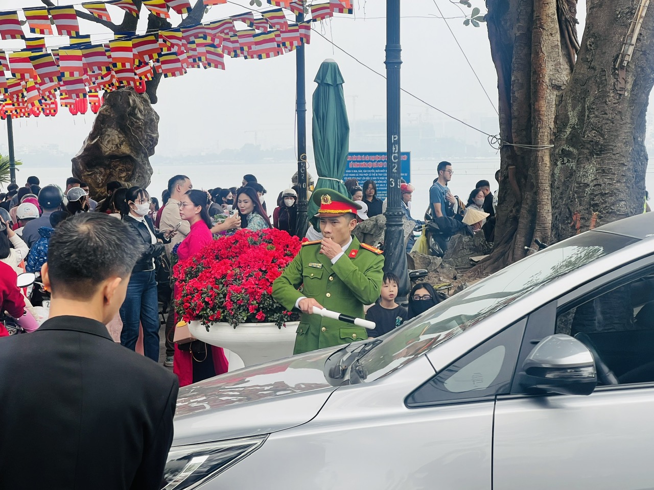 H&agrave; Nội: Người d&acirc;n nườm nượp đi lễ đầu năm- Ảnh 12.