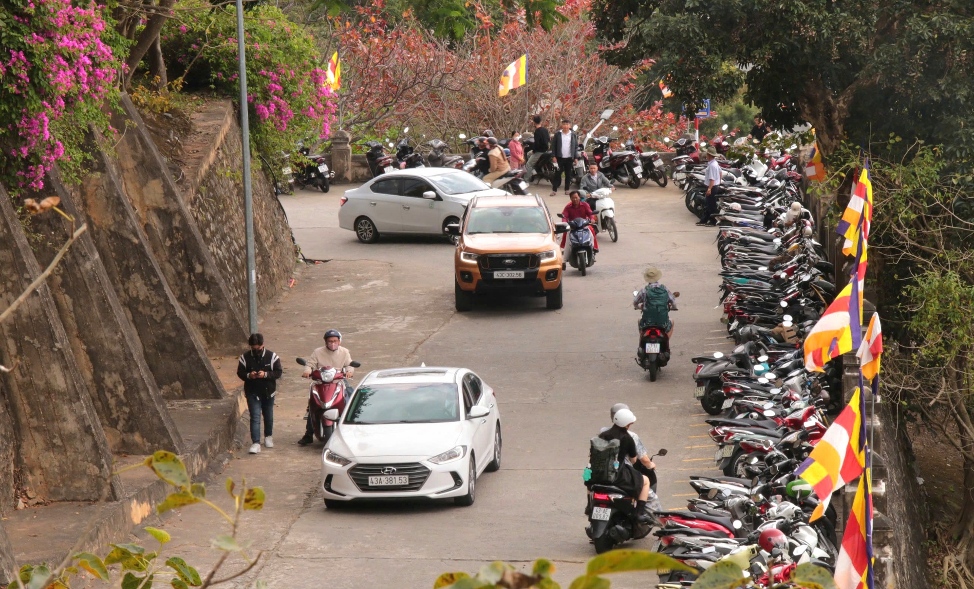 Người dân đổ về ngôi chùa nổi tiếng nhất Đà Nẵng sáng mùng 2 Tết- Ảnh 4. Người dân đổ về ngôi chùa nổi tiếng nhất Đà Nẵng sáng mùng 2 Tết- Ảnh 4.