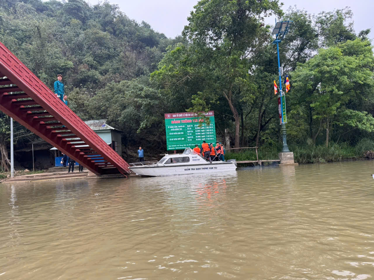 Lễ hội Ch&ugrave;a Hương: Miễn ph&iacute; gửi xe &ocirc; t&ocirc;, l&ecirc;n thuyền phải c&oacute; &aacute;o phao mới được xuất bến- Ảnh 3.
