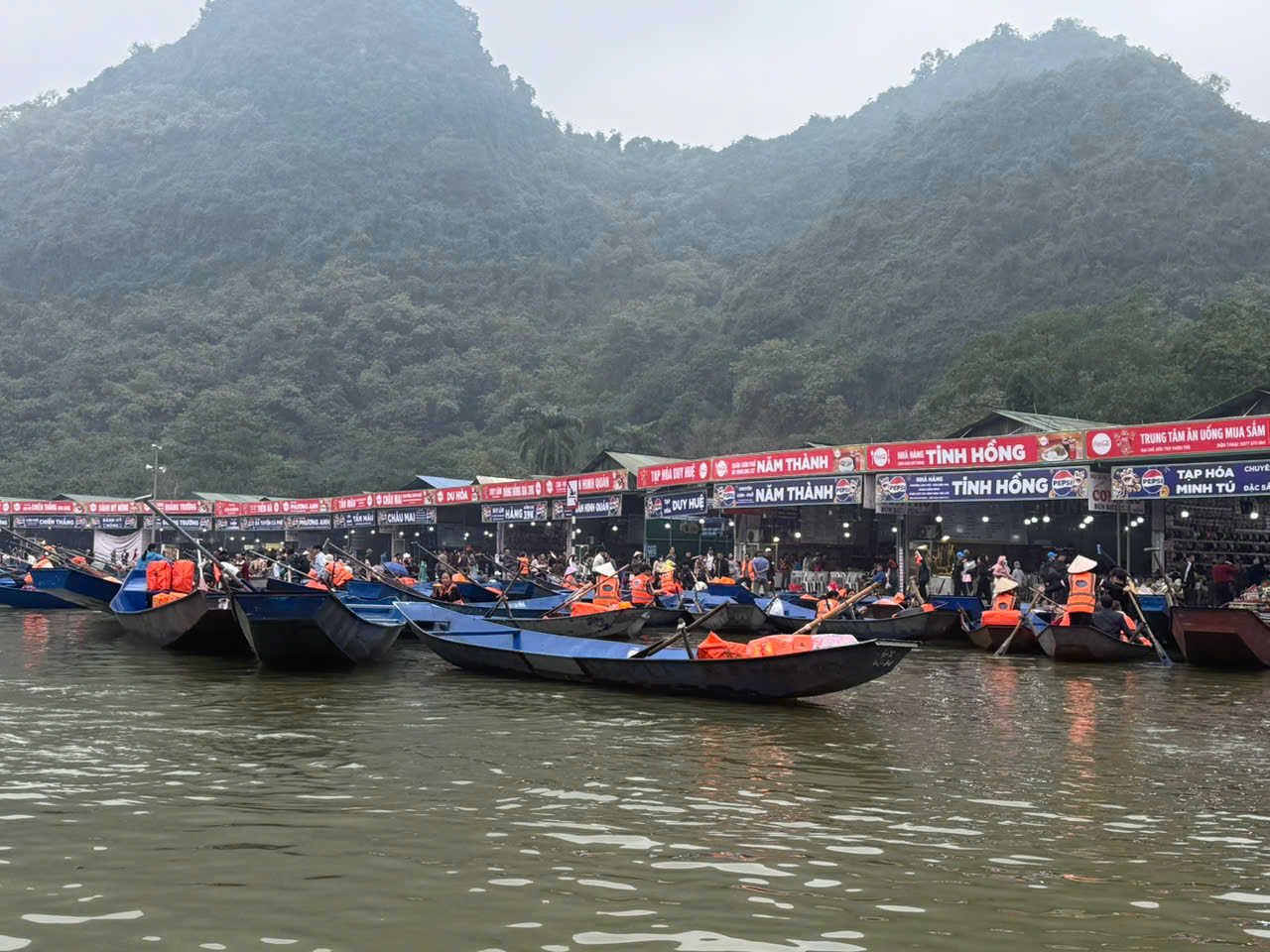 Lễ hội Ch&ugrave;a Hương: Miễn ph&iacute; gửi xe &ocirc; t&ocirc;, l&ecirc;n thuyền phải c&oacute; &aacute;o phao mới được xuất bến- Ảnh 1.