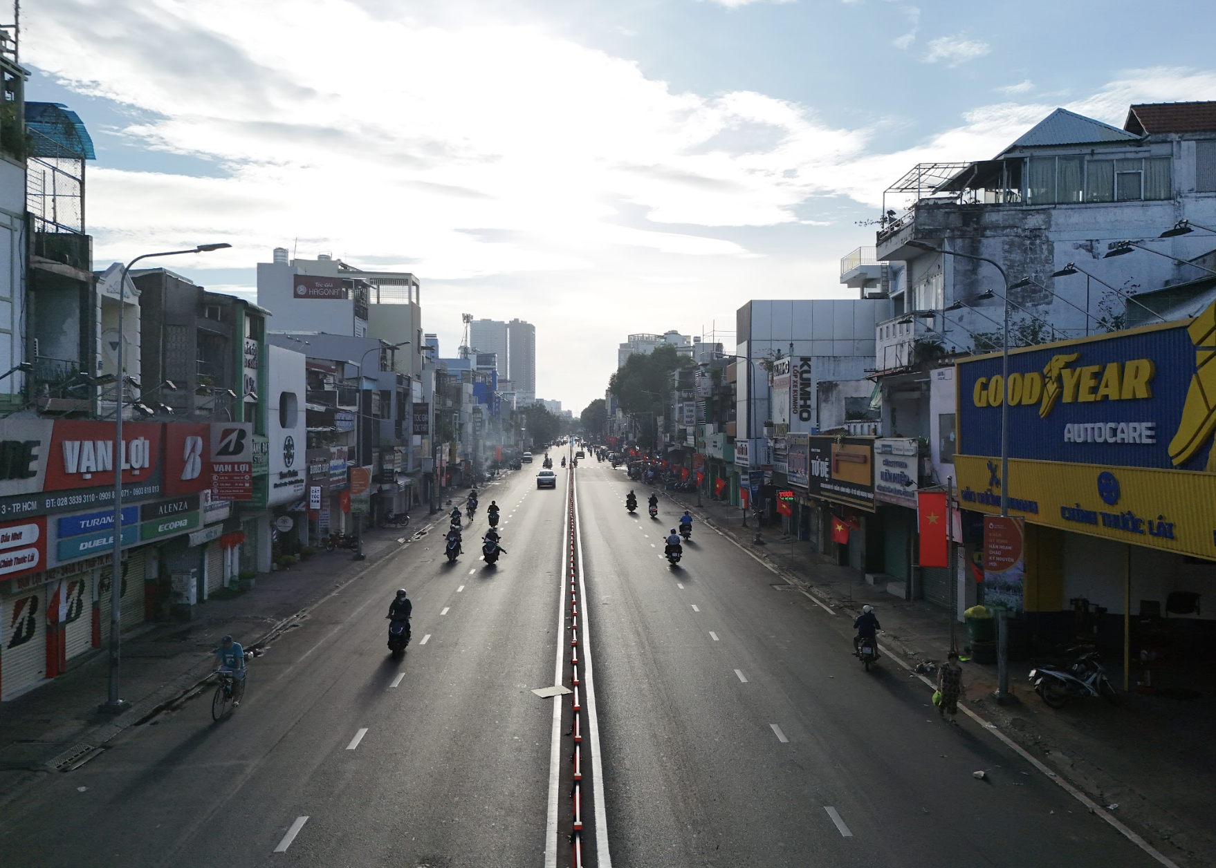 S&acirc;n bay T&acirc;n Sơn Nhất "tăng nhiệt", đường phố TP.HCM th&ocirc;ng tho&aacute;ng lạ thường- Ảnh 3.