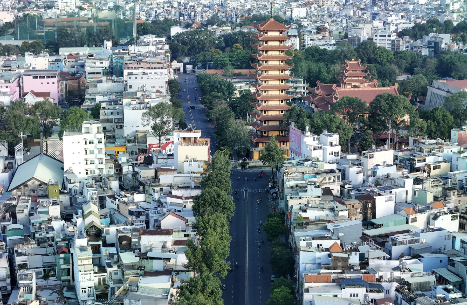 S&acirc;n bay T&acirc;n Sơn Nhất "tăng nhiệt", đường phố TP.HCM th&ocirc;ng tho&aacute;ng lạ thường- Ảnh 2.