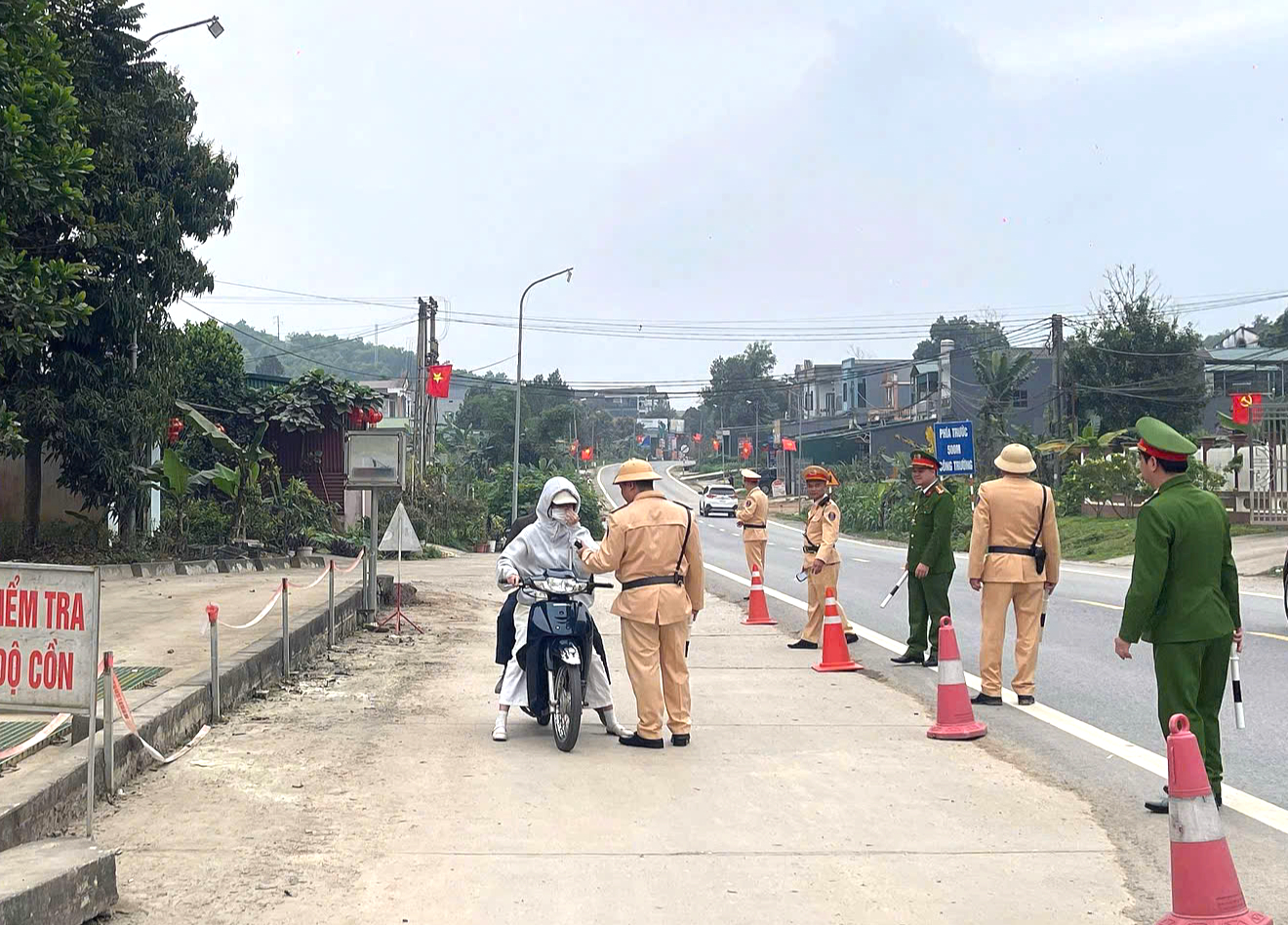 Tuy&ecirc;n Quang: T&agrave;i xế vi phạm nồng độ cồn, ngang ngược dừng xe c&atilde;i v&atilde; giữa đường- Ảnh 3.