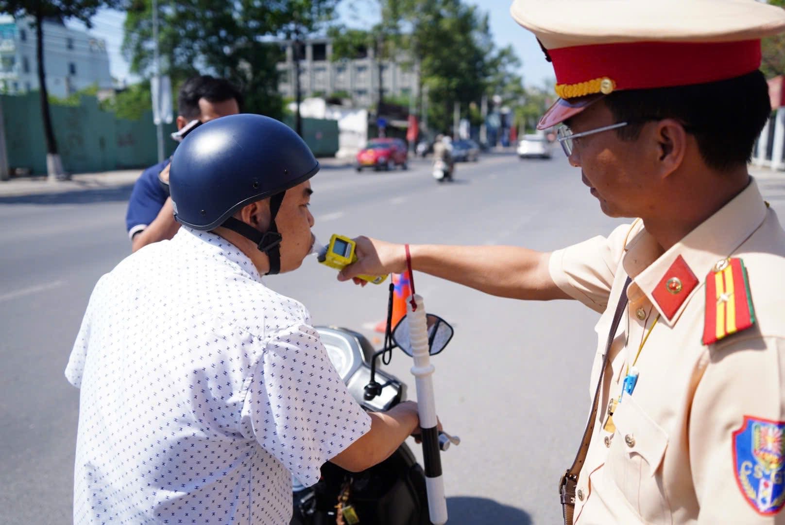 Tăng cường kiểm tra dịp Tết, CSGT Đồng Nai xử l&yacute; nhiều t&agrave;i xế vi phạm nồng độ cồn- Ảnh 7.