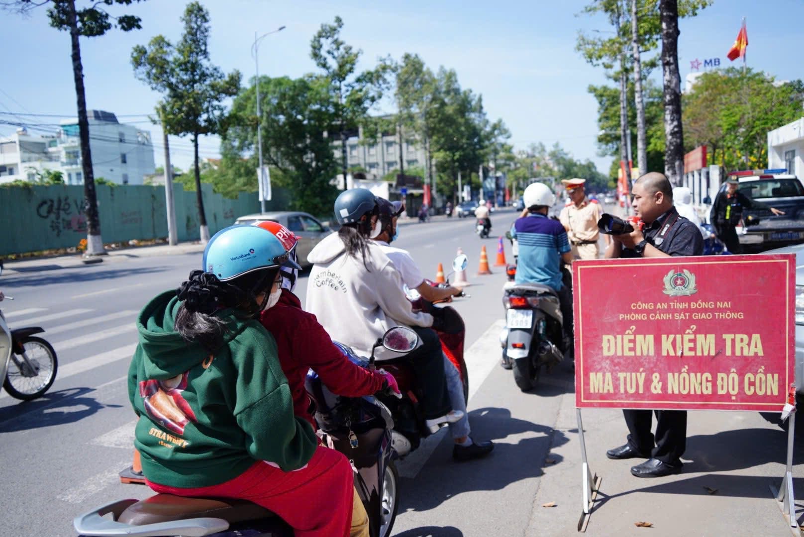 Tăng cường kiểm tra dịp Tết, CSGT Đồng Nai xử l&yacute; nhiều t&agrave;i xế vi phạm nồng độ cồn- Ảnh 8.