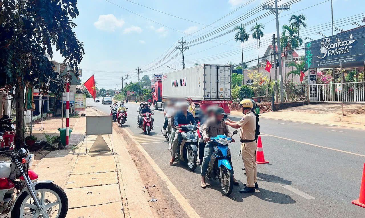 Tăng cường kiểm tra dịp Tết, CSGT Đồng Nai xử l&yacute; nhiều t&agrave;i xế vi phạm nồng độ cồn- Ảnh 5.