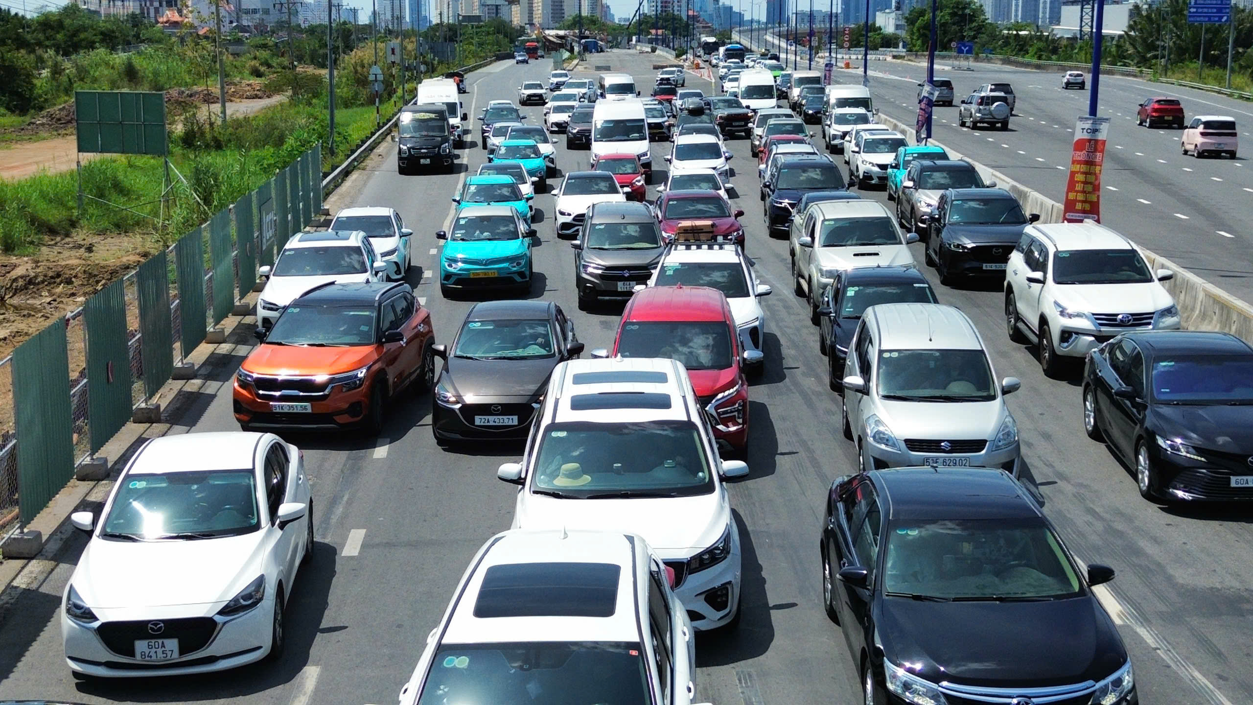 TP.HCM: Nút giao An Phú ùn ứ, người dân mất cả giờ để ra khỏi cửa ngõ- Ảnh 6. TP.HCM: Nút giao An Phú ùn ứ, người dân mất cả giờ để ra khỏi cửa ngõ- Ảnh 6.