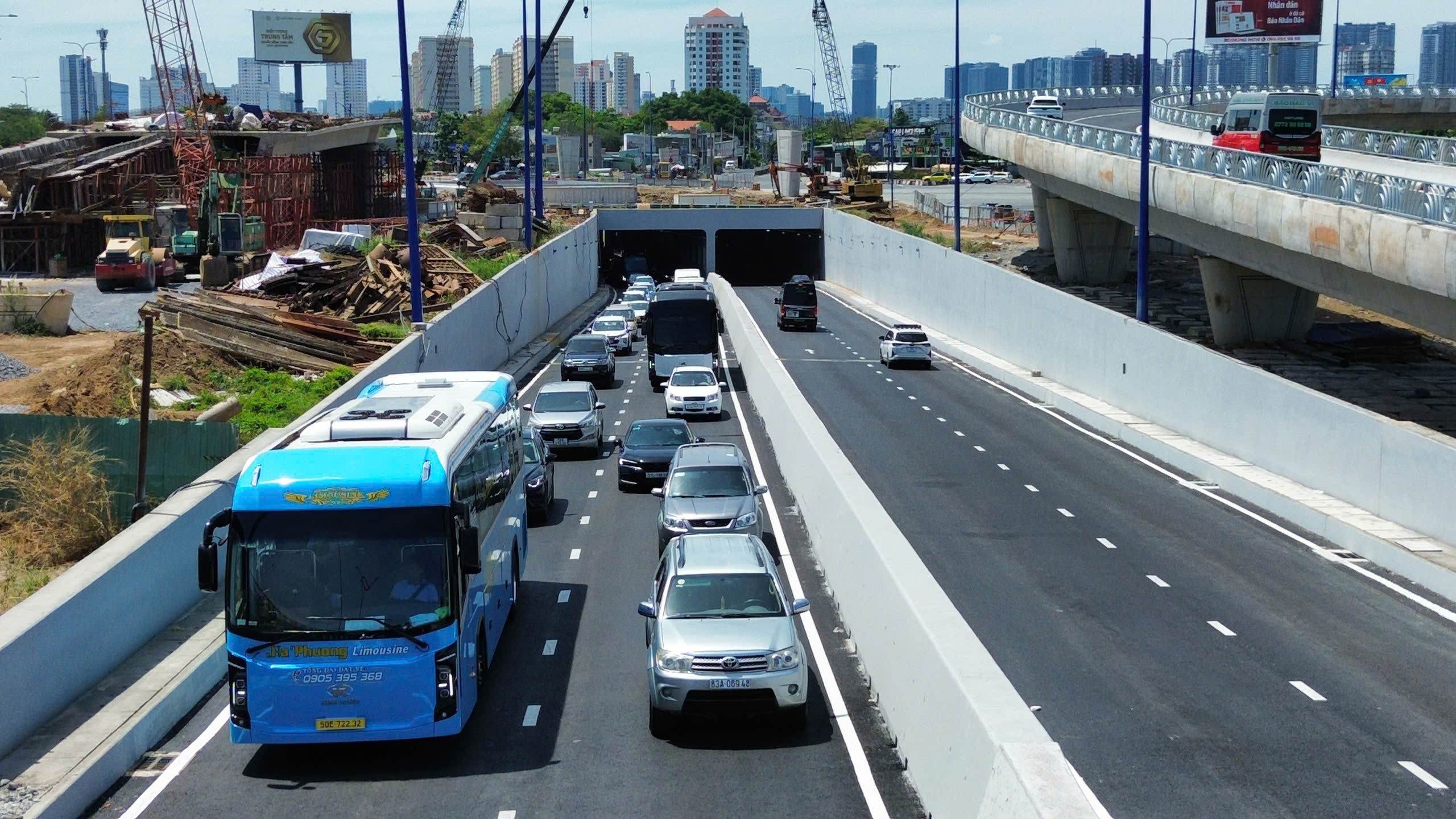 TP.HCM: Nút giao An Phú ùn ứ, người dân mất cả giờ để ra khỏi cửa ngõ- Ảnh 1. TP.HCM: Nút giao An Phú ùn ứ, người dân mất cả giờ để ra khỏi cửa ngõ- Ảnh 1.