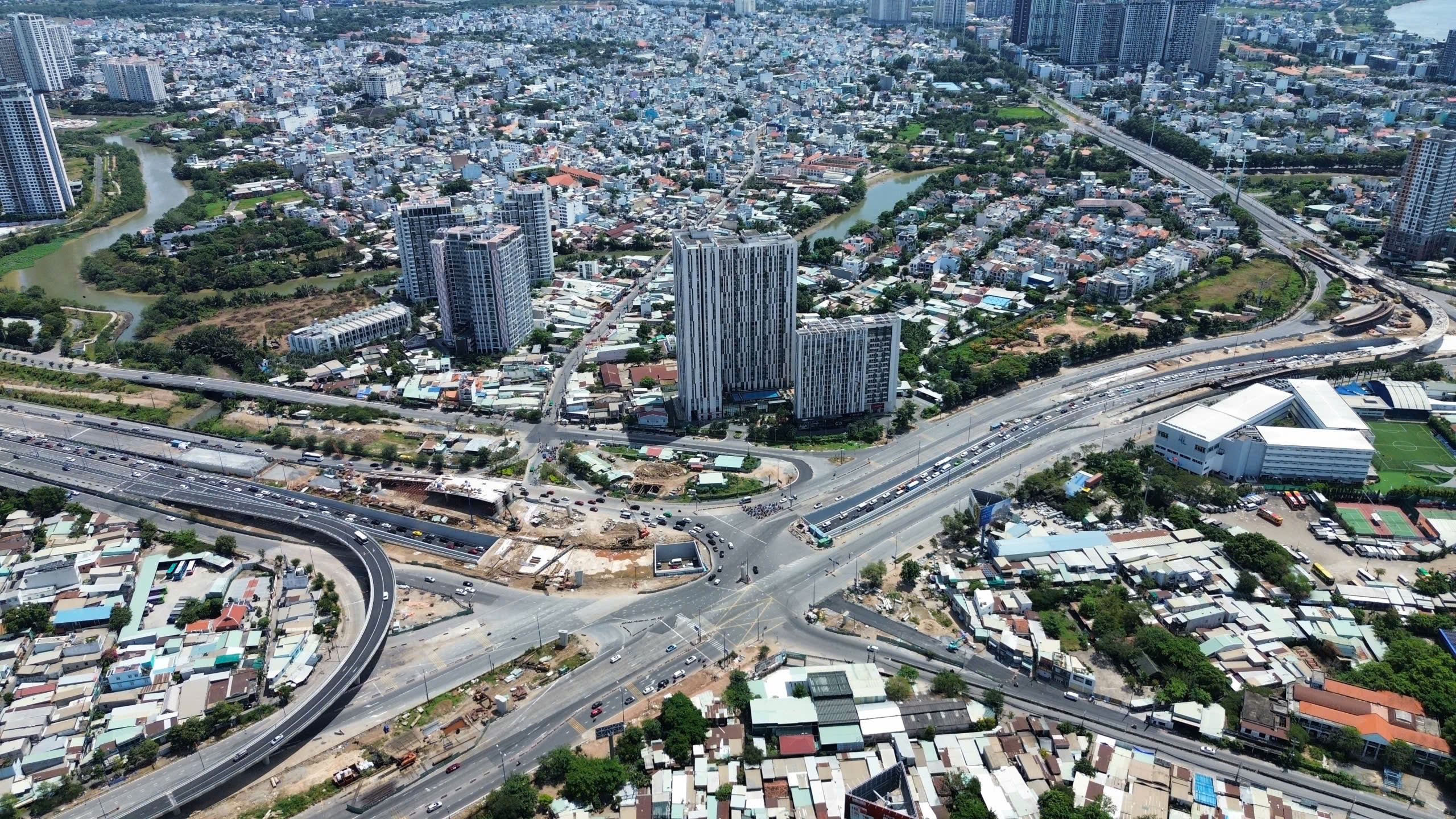 TP.HCM: Nút giao An Phú ùn ứ, người dân mất cả giờ để ra khỏi cửa ngõ- Ảnh 8. TP.HCM: Nút giao An Phú ùn ứ, người dân mất cả giờ để ra khỏi cửa ngõ- Ảnh 8.