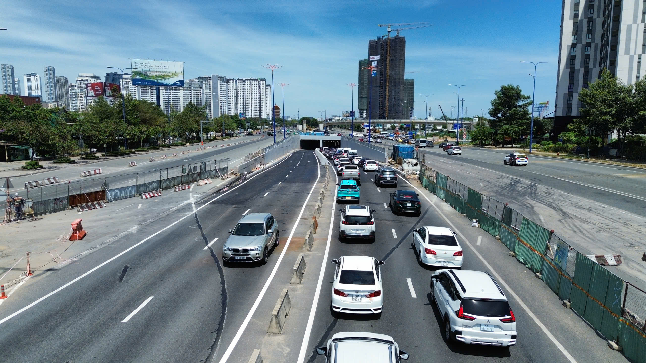 TP.HCM: Nút giao An Phú ùn ứ, người dân mất cả giờ để ra khỏi cửa ngõ- Ảnh 4. TP.HCM: Nút giao An Phú ùn ứ, người dân mất cả giờ để ra khỏi cửa ngõ- Ảnh 4.