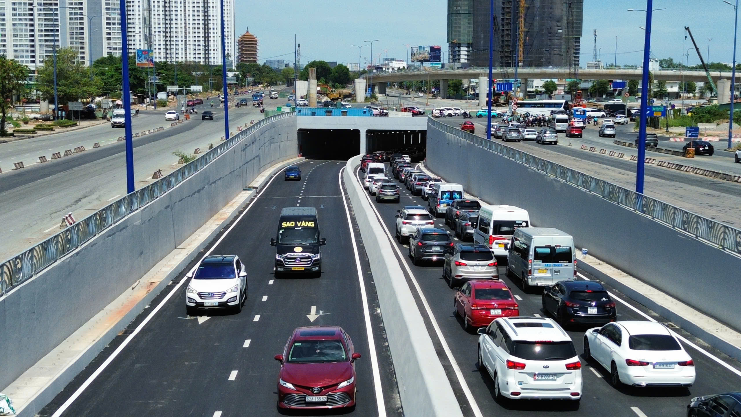 TP.HCM: Nút giao An Phú ùn ứ, người dân mất cả giờ để ra khỏi cửa ngõ- Ảnh 2. TP.HCM: Nút giao An Phú ùn ứ, người dân mất cả giờ để ra khỏi cửa ngõ- Ảnh 2.