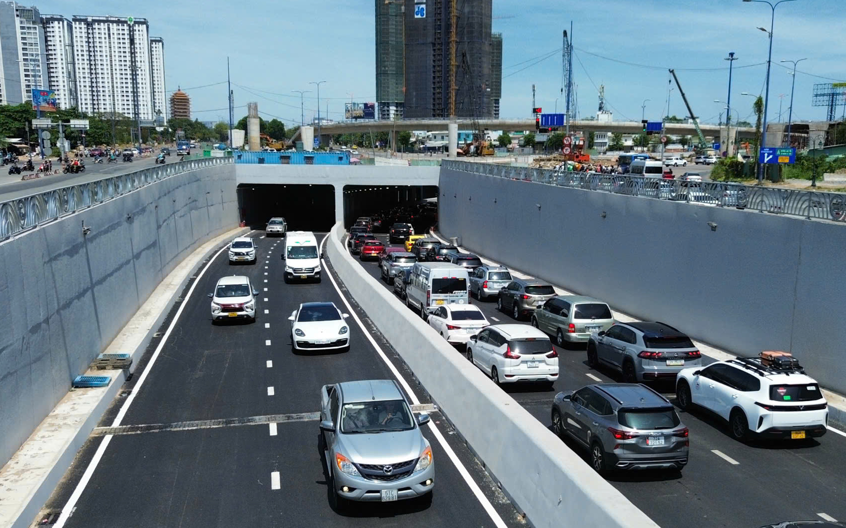 TP.HCM: Nút giao An Phú ùn ứ, người dân mất cả giờ để ra khỏi cửa ngõ- Ảnh 7. TP.HCM: Nút giao An Phú ùn ứ, người dân mất cả giờ để ra khỏi cửa ngõ- Ảnh 7.