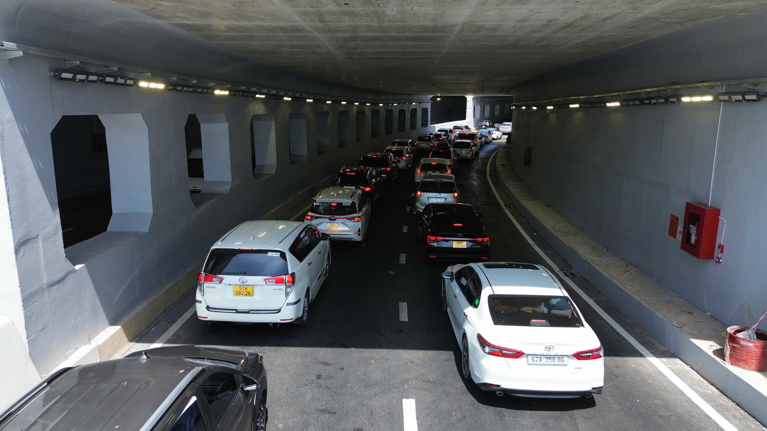 TP.HCM: Nút giao An Phú ùn ứ, người dân mất cả giờ để ra khỏi cửa ngõ- Ảnh 3. TP.HCM: Nút giao An Phú ùn ứ, người dân mất cả giờ để ra khỏi cửa ngõ- Ảnh 3.