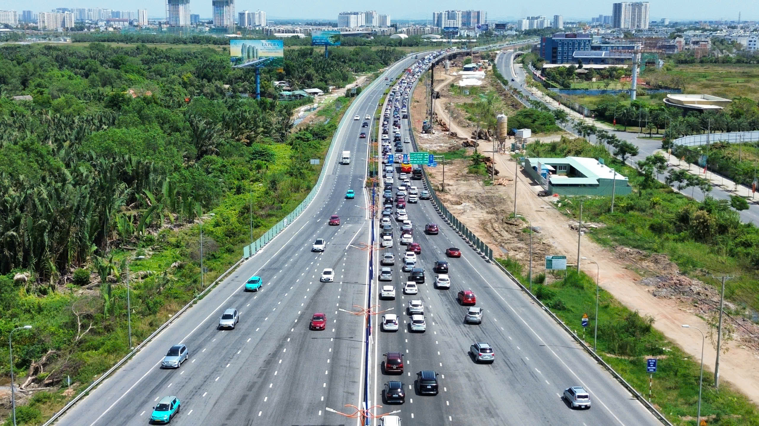 TP.HCM: Nút giao An Phú ùn ứ, người dân mất cả giờ để ra khỏi cửa ngõ- Ảnh 5. TP.HCM: Nút giao An Phú ùn ứ, người dân mất cả giờ để ra khỏi cửa ngõ- Ảnh 5.