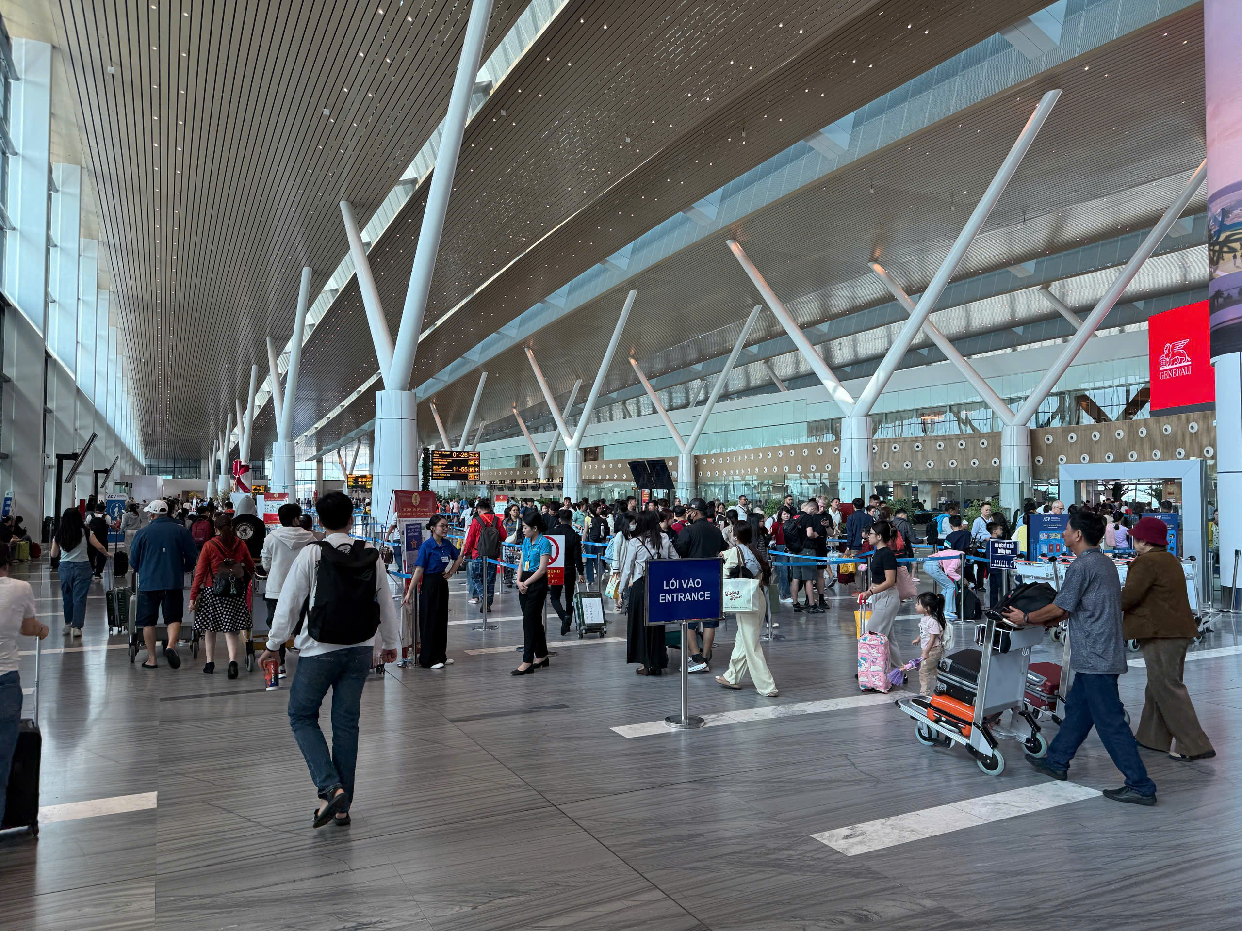 Sân bay Tân Sơn Nhất phục vụ hơn 151.000 hành khách ngày mùng 3 Tết- Ảnh 1. Sân bay Tân Sơn Nhất phục vụ hơn 151.000 hành khách ngày mùng 3 Tết- Ảnh 1.