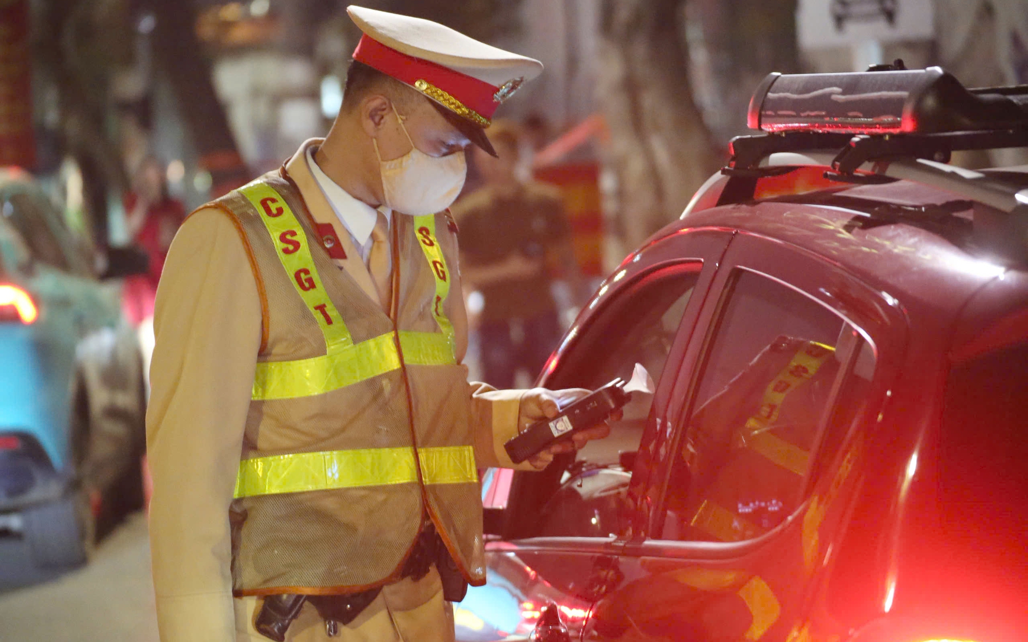 CSGT cảnh b&aacute;o li&ecirc;n tục, vẫn c&oacute; hơn 2.800 người uống rượu bia rồi l&aacute;i xe