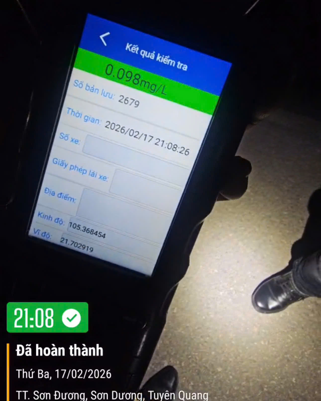 Tuy&ecirc;n Quang: T&agrave;i xế vi phạm nồng độ cồn, ngang ngược dừng xe c&atilde;i v&atilde; giữa đường- Ảnh 2.