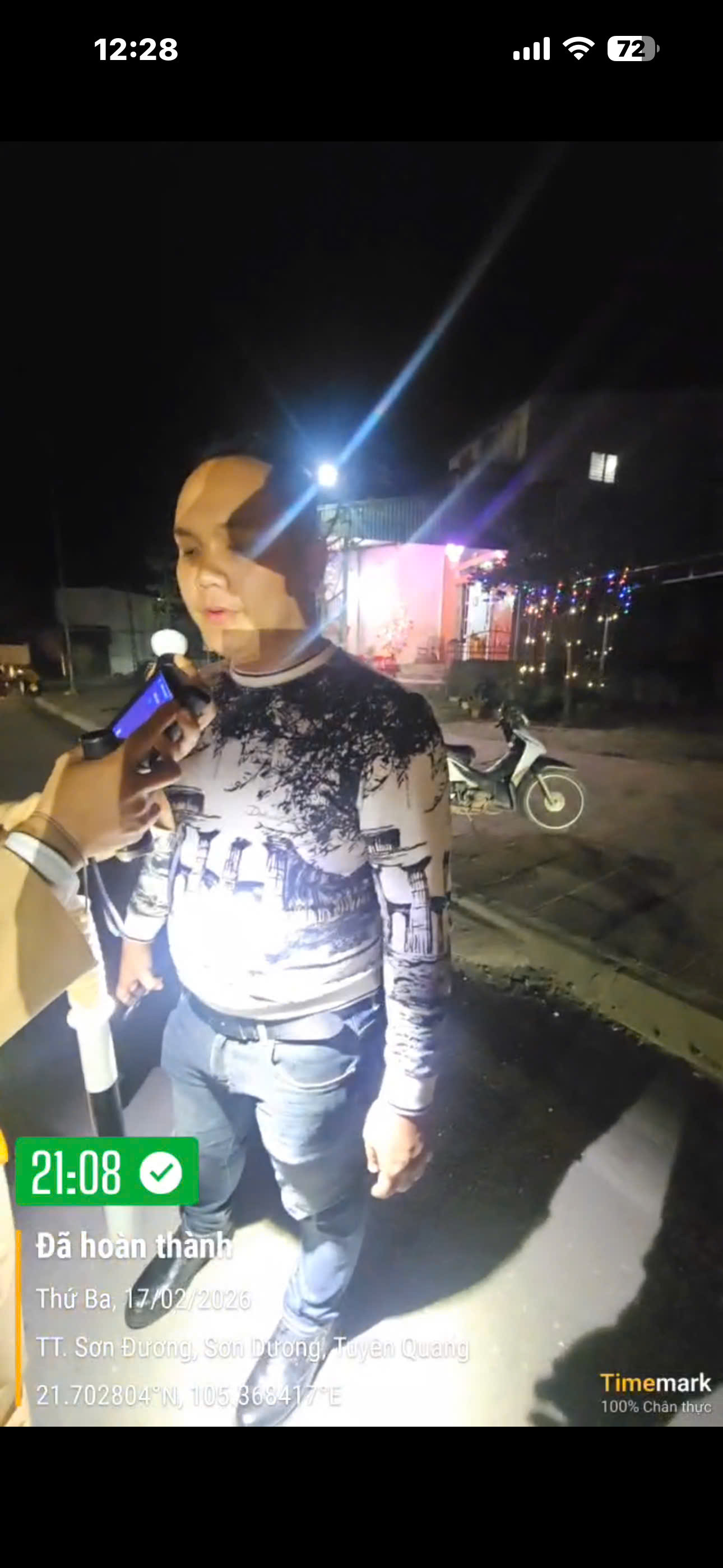 Tuy&ecirc;n Quang: T&agrave;i xế vi phạm nồng độ cồn, ngang ngược dừng xe c&atilde;i v&atilde; giữa đường- Ảnh 1.