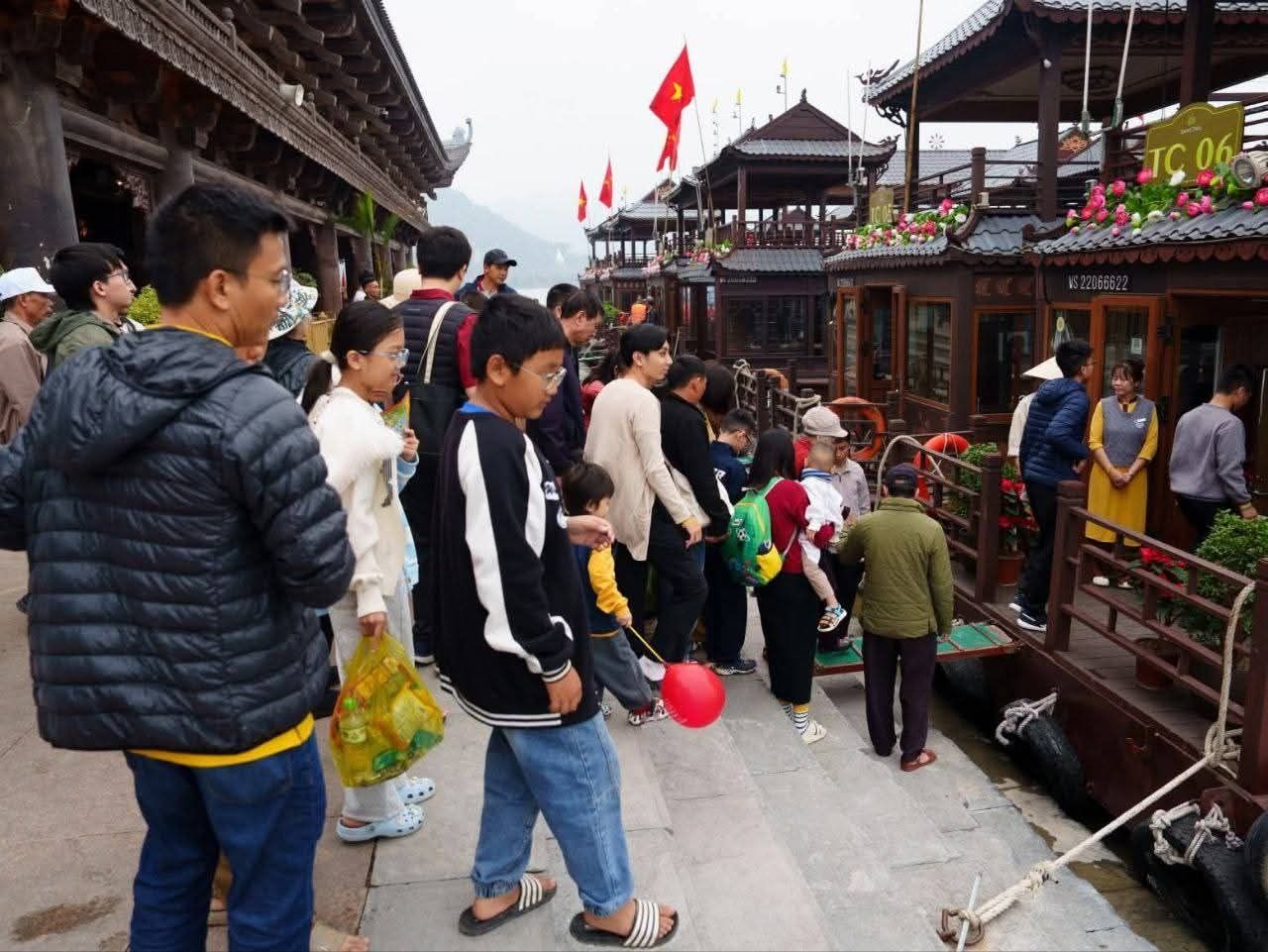 5 ngày nghỉ Tết, Ninh Bình đón trên 1,3 triệu lượt khách, doanh thu ước đạt 2.040 tỷ đồng- Ảnh 1. 5 ngày nghỉ Tết, Ninh Bình đón trên 1,3 triệu lượt khách, doanh thu ước đạt 2.040 tỷ đồng- Ảnh 1.